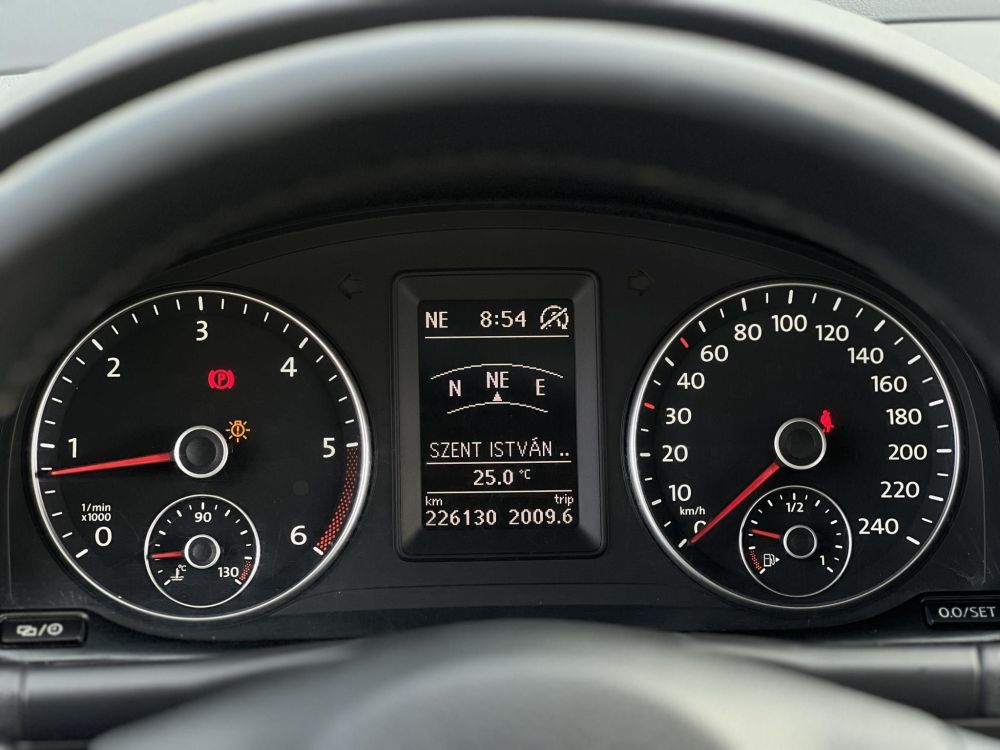 VOLKSWAGEN TOURAN 1.6 CR TDI Comfortline [7 személy] Vezérlés cserélve. 4 évszakos gumik!