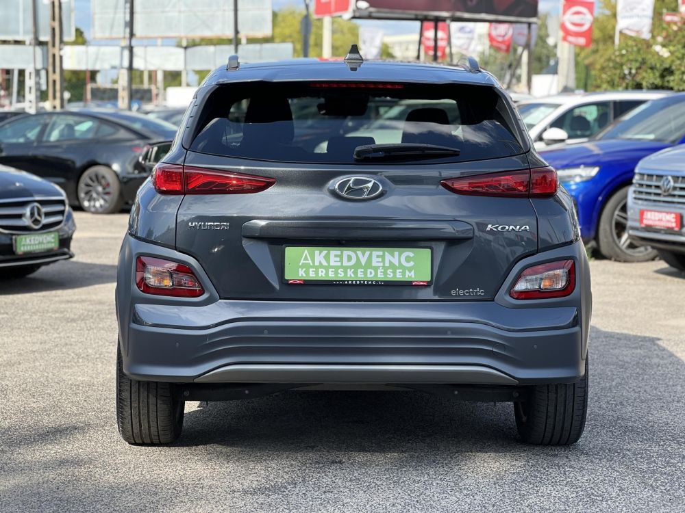 HYUNDAI KONA EV 64kWh Comfort 69e km. LED. tempomat. sávtartó. kamera. 2 gyári kulcs. CARPLAY!