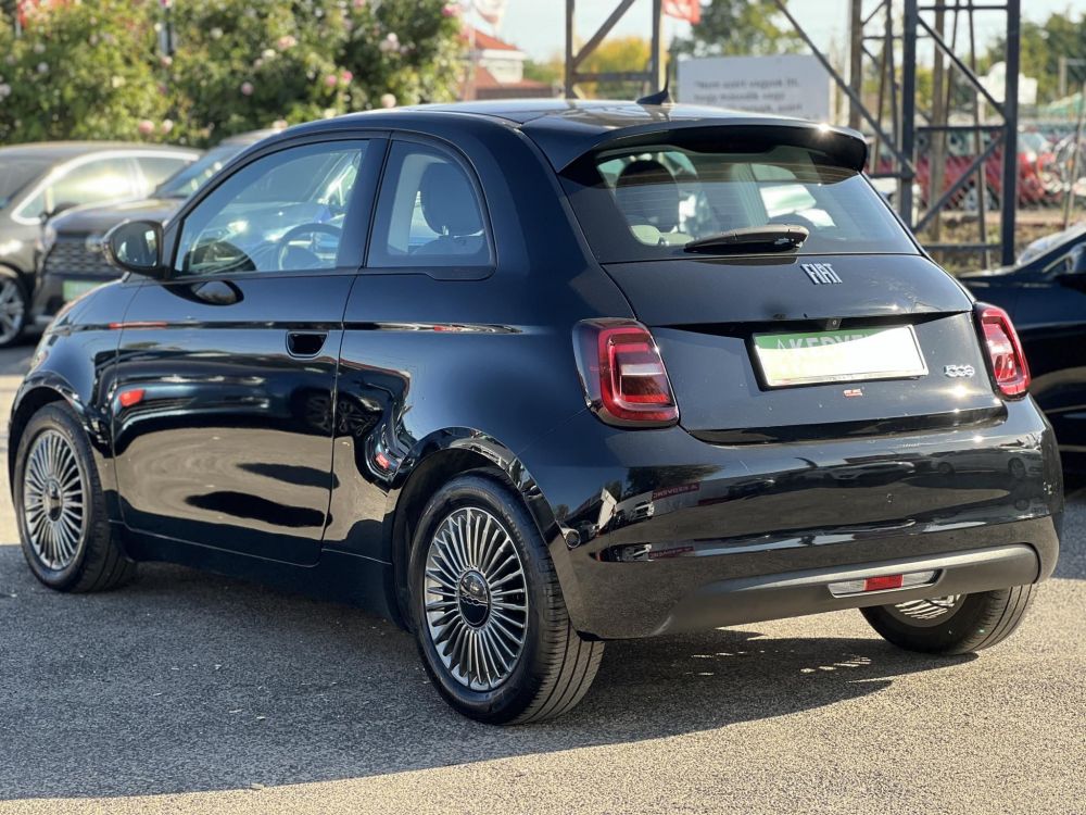 FIAT 500 500e Icon 42kWh (Automata) 28e km. panorámatető. 300 km hatótáv!