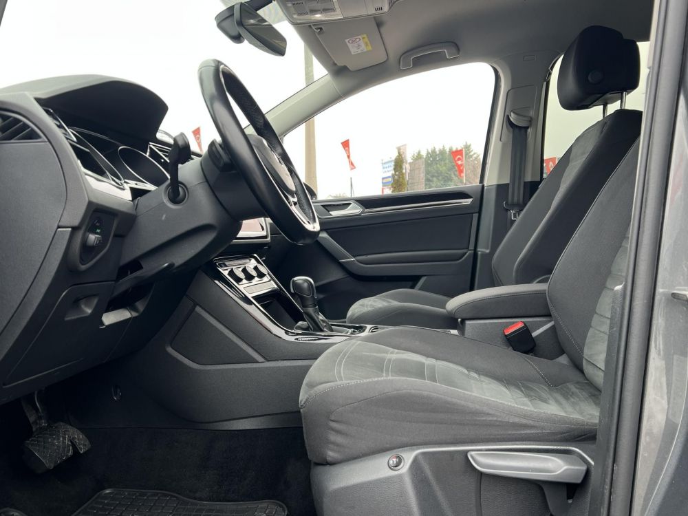 VOLKSWAGEN TOURAN 1.5 TSI ACT IQ.Drive DSG [7 személy] M.o-i. Távtartó Bluetooth Ülésfűtés Kamera Gyönyörű állapotban!