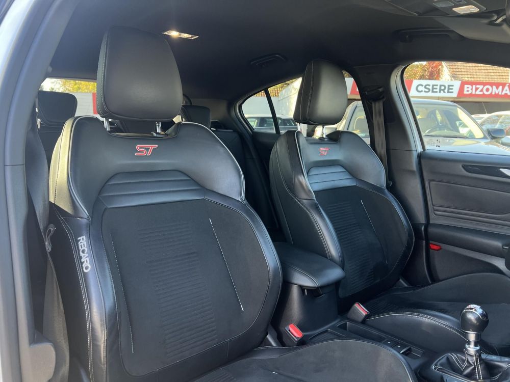 FORD FOCUS 2.3 EcoBoost ST Frissen szervizelt. RECARO. Carplay
