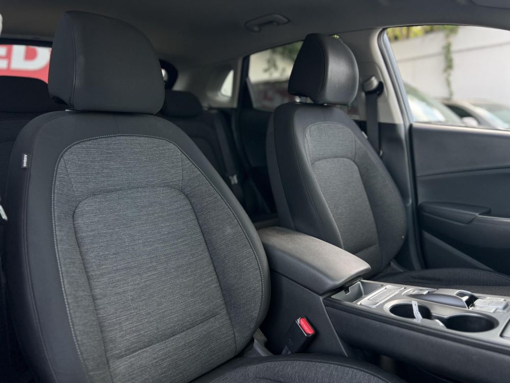 HYUNDAI KONA EV 64kWh Comfort 69e km. LED. tempomat. sávtartó. kamera. 2 gyári kulcs. CARPLAY!