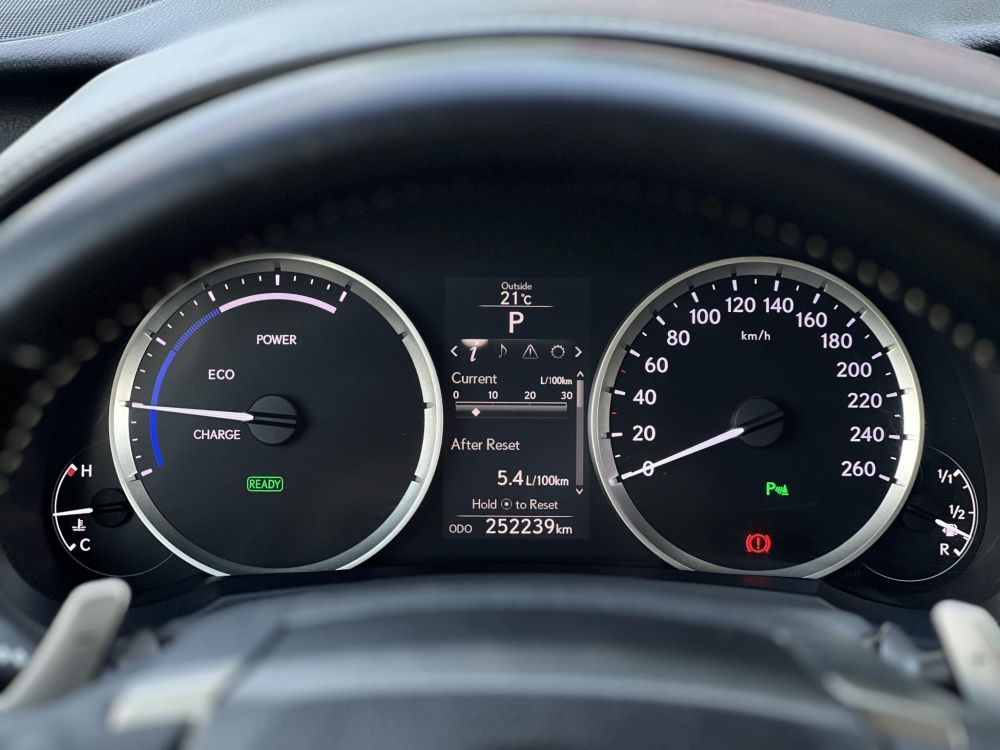 LEXUS IS 300h Comfort Leather&Navigation (Automata) Hybrid garancia Márkaszervizelt. Gyári fényezés. Téli-nyári gumi garnitúra!