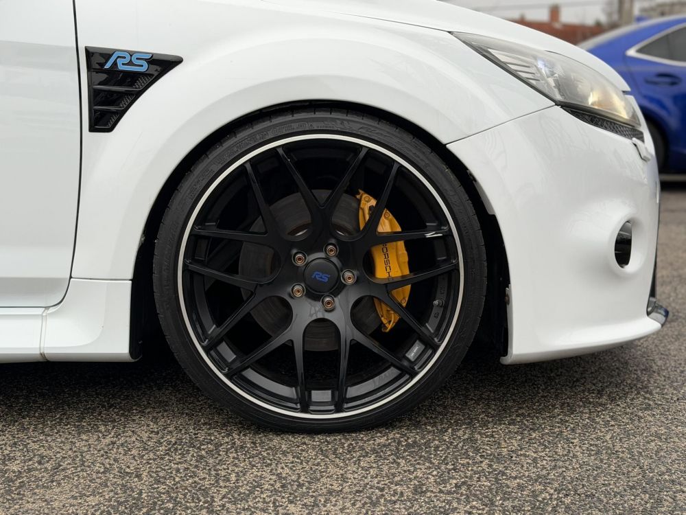 FORD FOCUS RS 2.5 T Értékes kiegészítőkkel