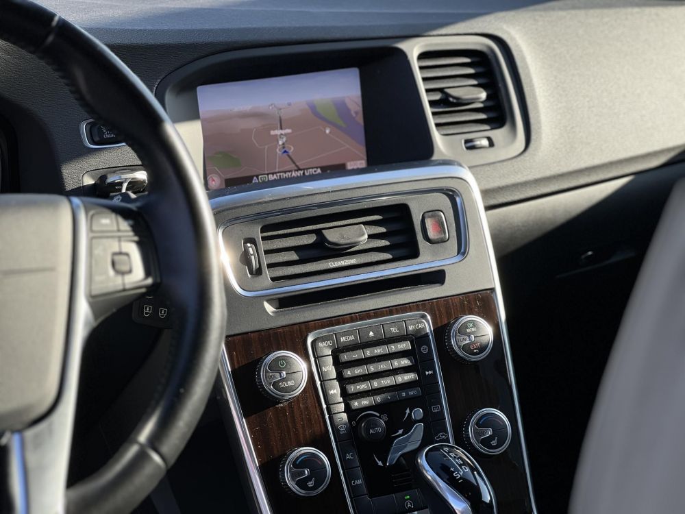 VOLVO V60 2.0 [T4] Kinetic Geartronic M.o.-i. magasan felszerelt. végig vezetett szervizkönyv!