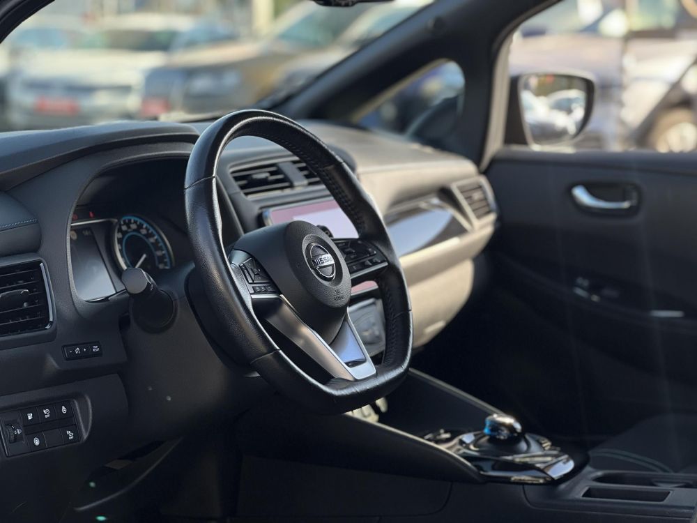 NISSAN LEAF N-Connecta 40kWh (Automata) 60e km. 270km hatótáv. keyless. 360 kamera. első-hátsó ülésfűtés. téli-nyári!