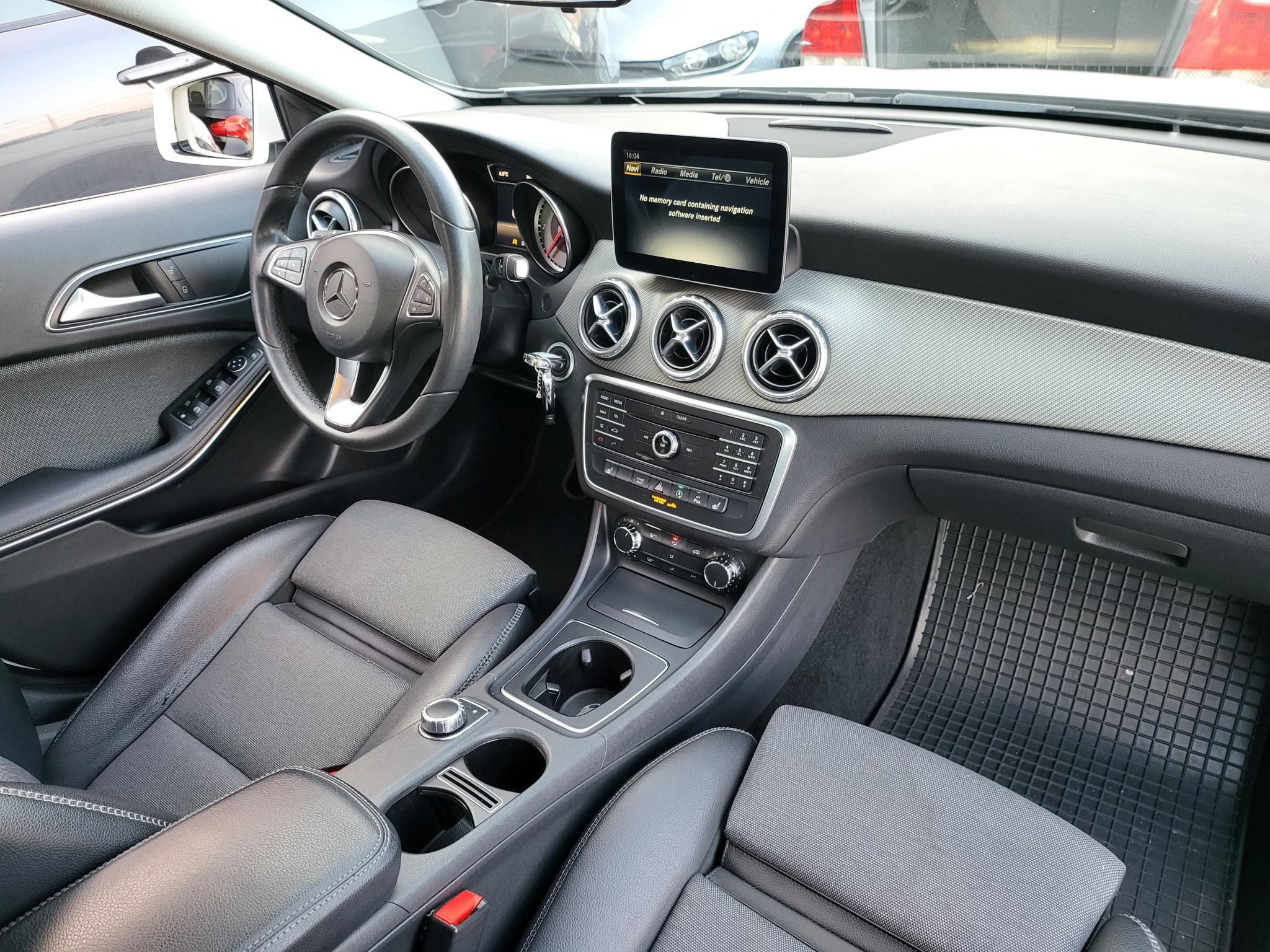 MERCEDES-BENZ GLA 180 d Style 7G-DCT M.o.-i. Bi-xenon Tempomat PDC Ülésfűtés Megkímélt! Szervizelt!