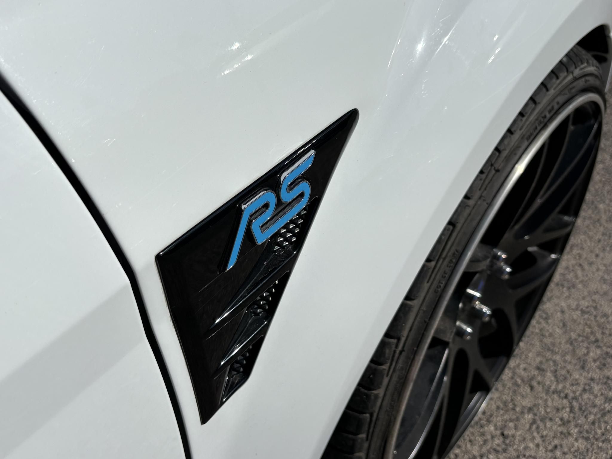 FORD FOCUS RS 2.5 T Értékes kiegészítőkkel