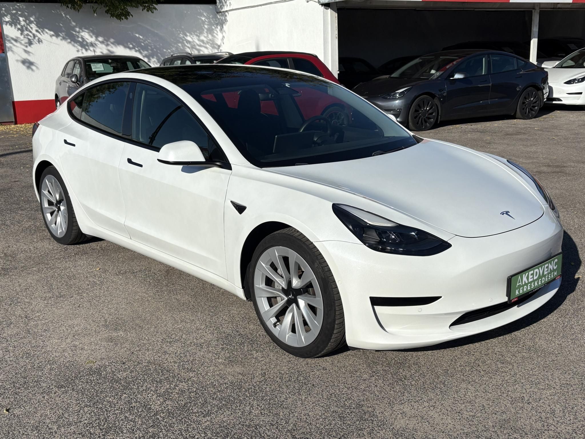 TESLA MODEL 3 Standard Range Plus Aut 62e km. mátrix LED. hőszivattyú. garanciális. premium hifi!
