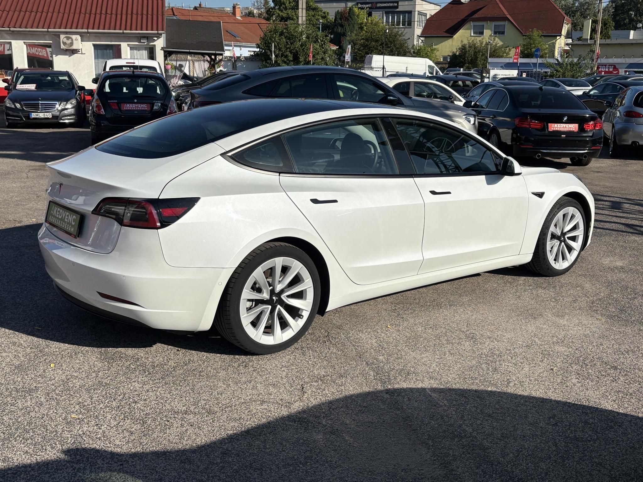 TESLA MODEL 3 Standard Range Plus Aut 62e km. mátrix LED. hőszivattyú. garanciális. premium hifi!