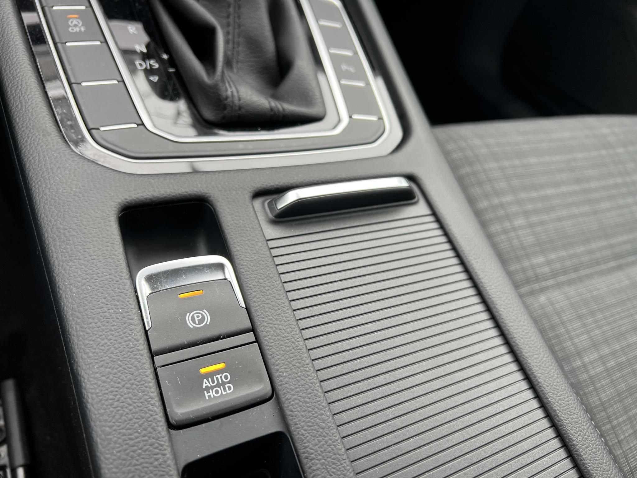 VOLKSWAGEN PASSAT VIII Variant 2.0 TDI SCR Business DSG Végig márkaszervizelt. LED Távtartó Ülésfűtés Navi Bluetooth MEGKÍMÉLT állapot!