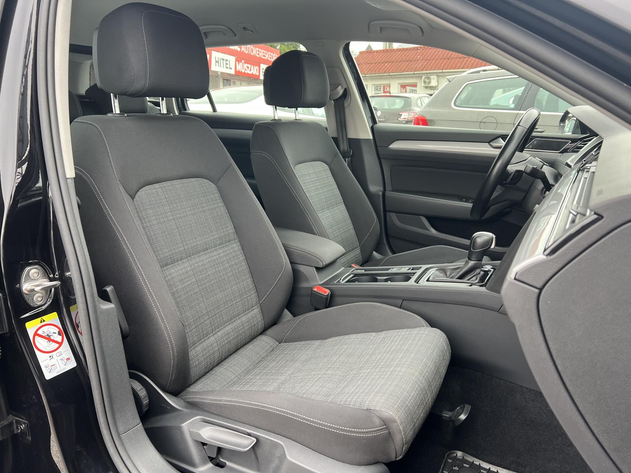 VOLKSWAGEN PASSAT VIII Variant 2.0 TDI SCR Business DSG Végig márkaszervizelt. LED Távtartó Ülésfűtés Navi Bluetooth MEGKÍMÉLT állapot!