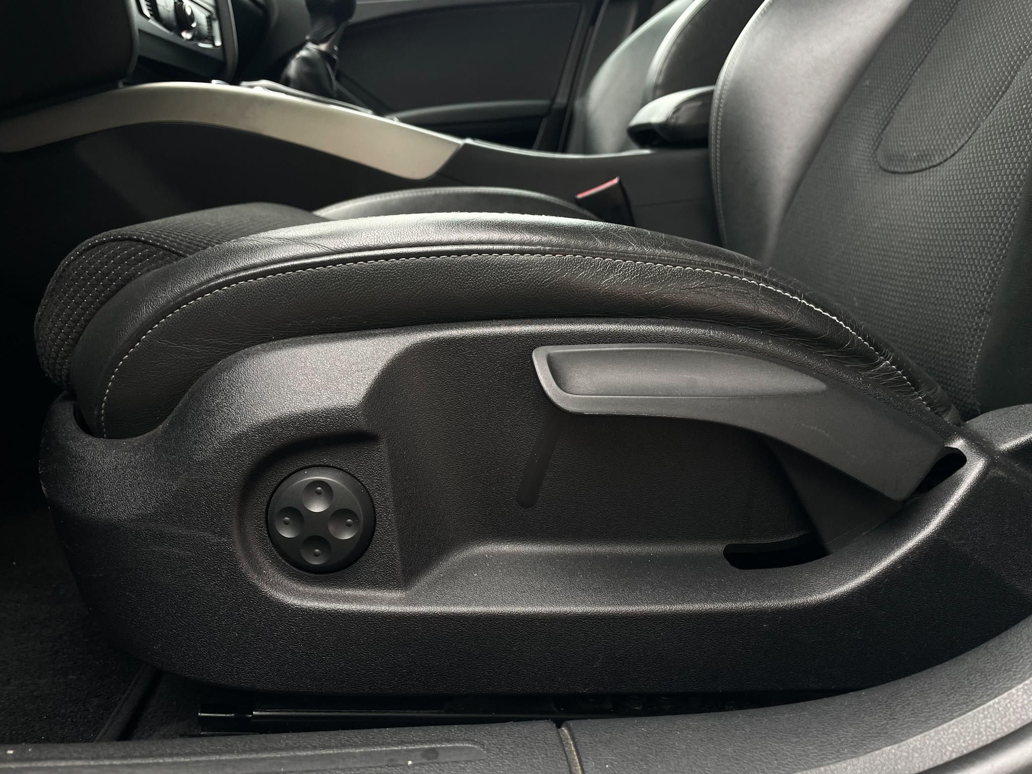 AUDI A4 Avant 2.0 TDI DPF S-line Klíma Tempomat Bluetooth Navi 6 sebességes!