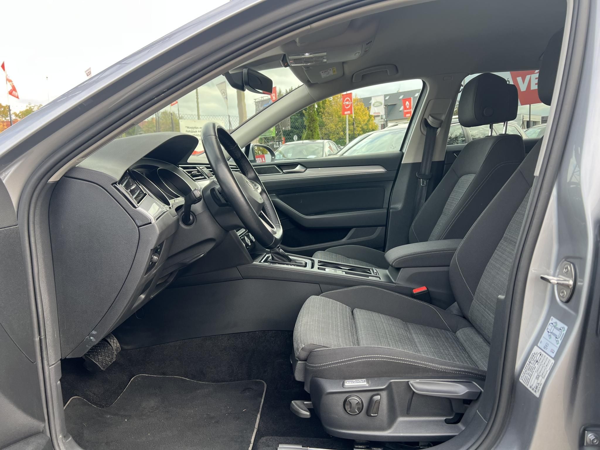 VOLKSWAGEN PASSAT VIII Variant 1.5 TSI ACT Business DSG 109e km. LED Távtartó Kamera Navi Ülésfűtés Bluetooth Téli-nyári kerék!