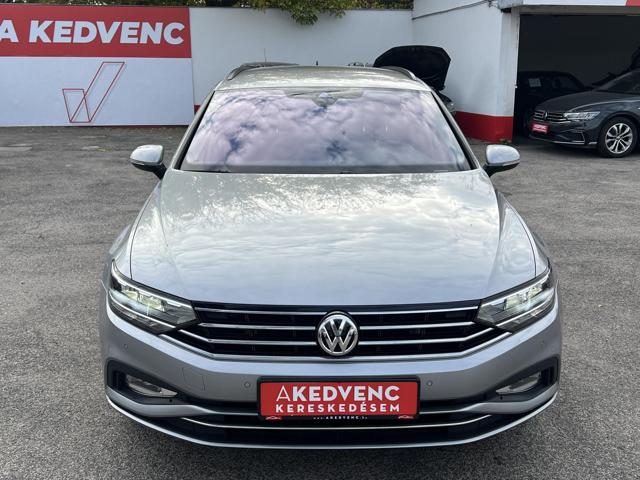 VOLKSWAGEN PASSAT VIII Variant 1.5 TSI ACT Business DSG 109e km. LED Távtartó Kamera Navi Ülésfűtés Bluetooth Téli-nyári kerék!