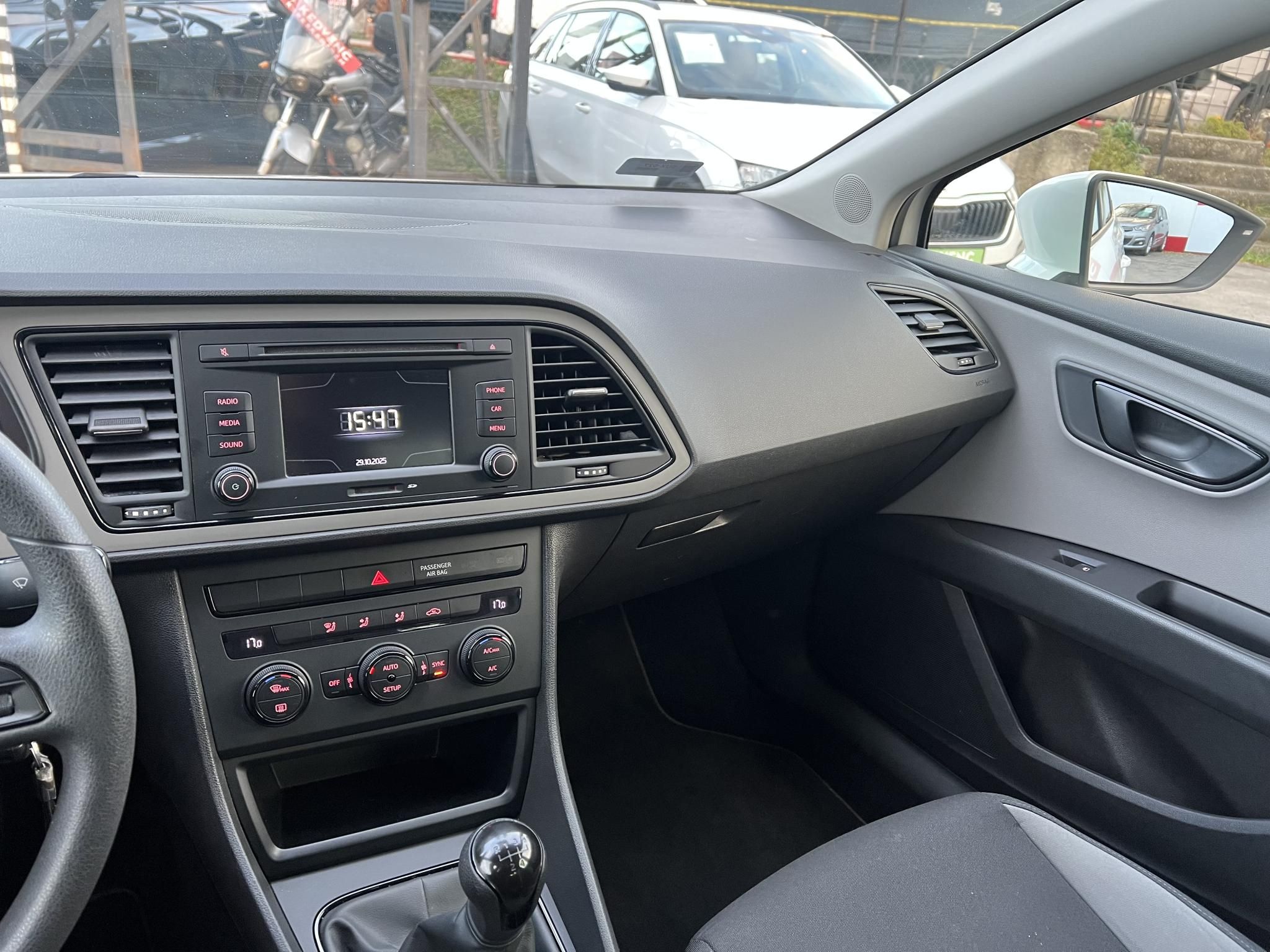SEAT LEON 1.2 TSi Reference Tempomat Digitklíma Bluetooth Tolatóradar!