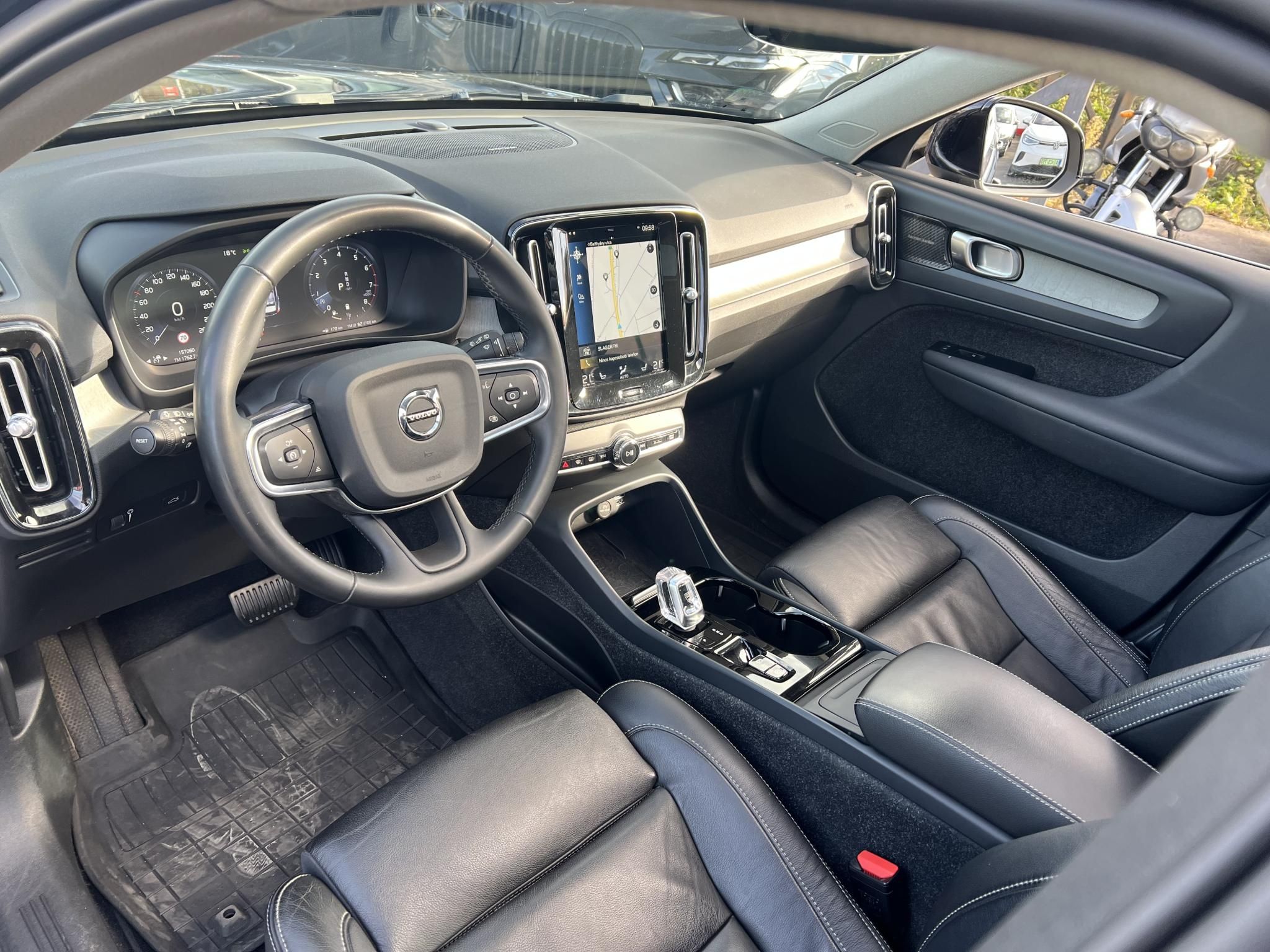 VOLVO XC40 2.0 [B4] MHEV R-Design Geartronic M.o.-i. 1.tul. Márkaszervizelt. Panorámatető Harman/Kardon Carplay Memória