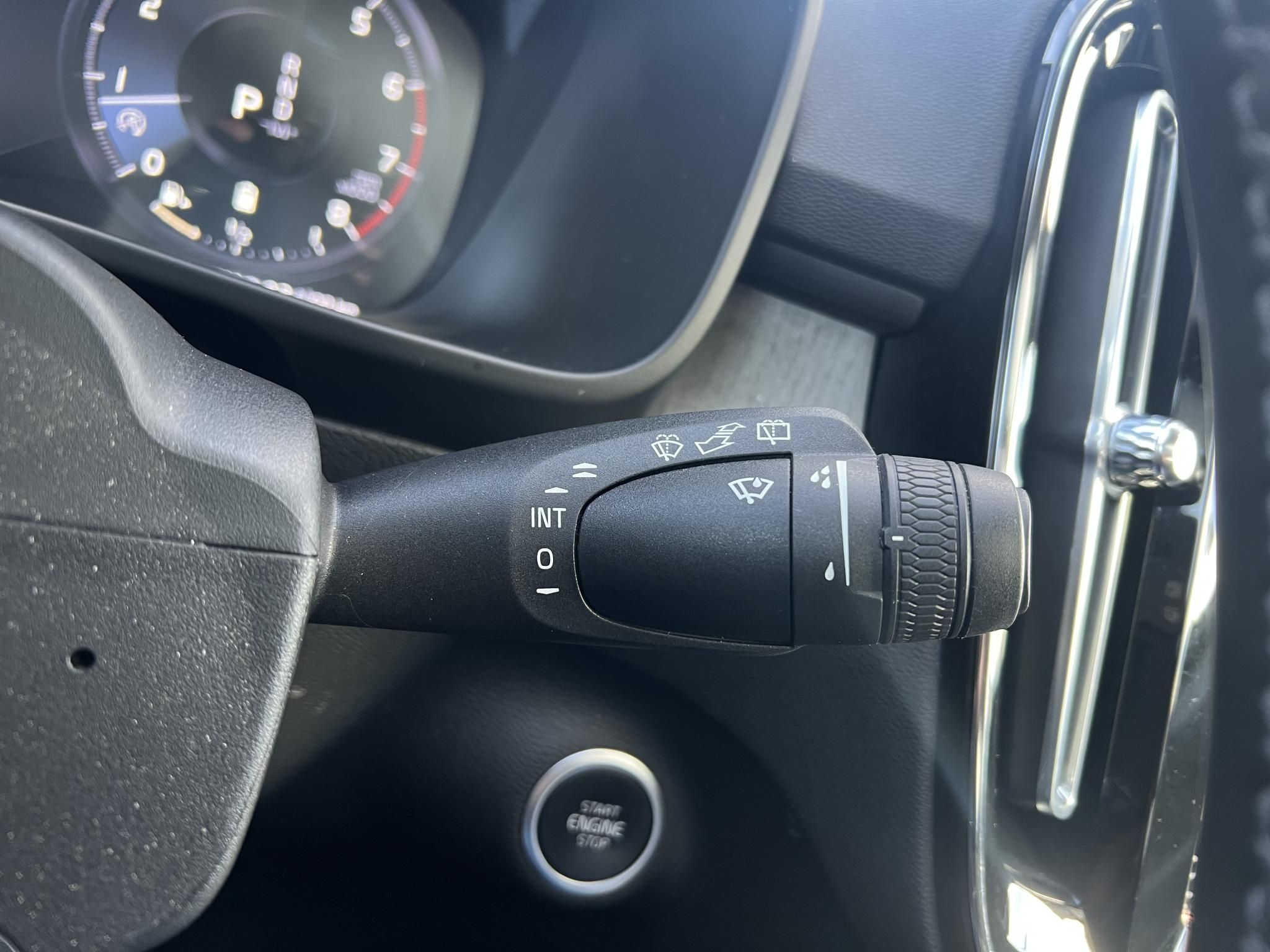 VOLVO XC40 2.0 [B4] MHEV R-Design Geartronic M.o.-i. 1.tul. Márkaszervizelt. Panorámatető Harman/Kardon Carplay Memória