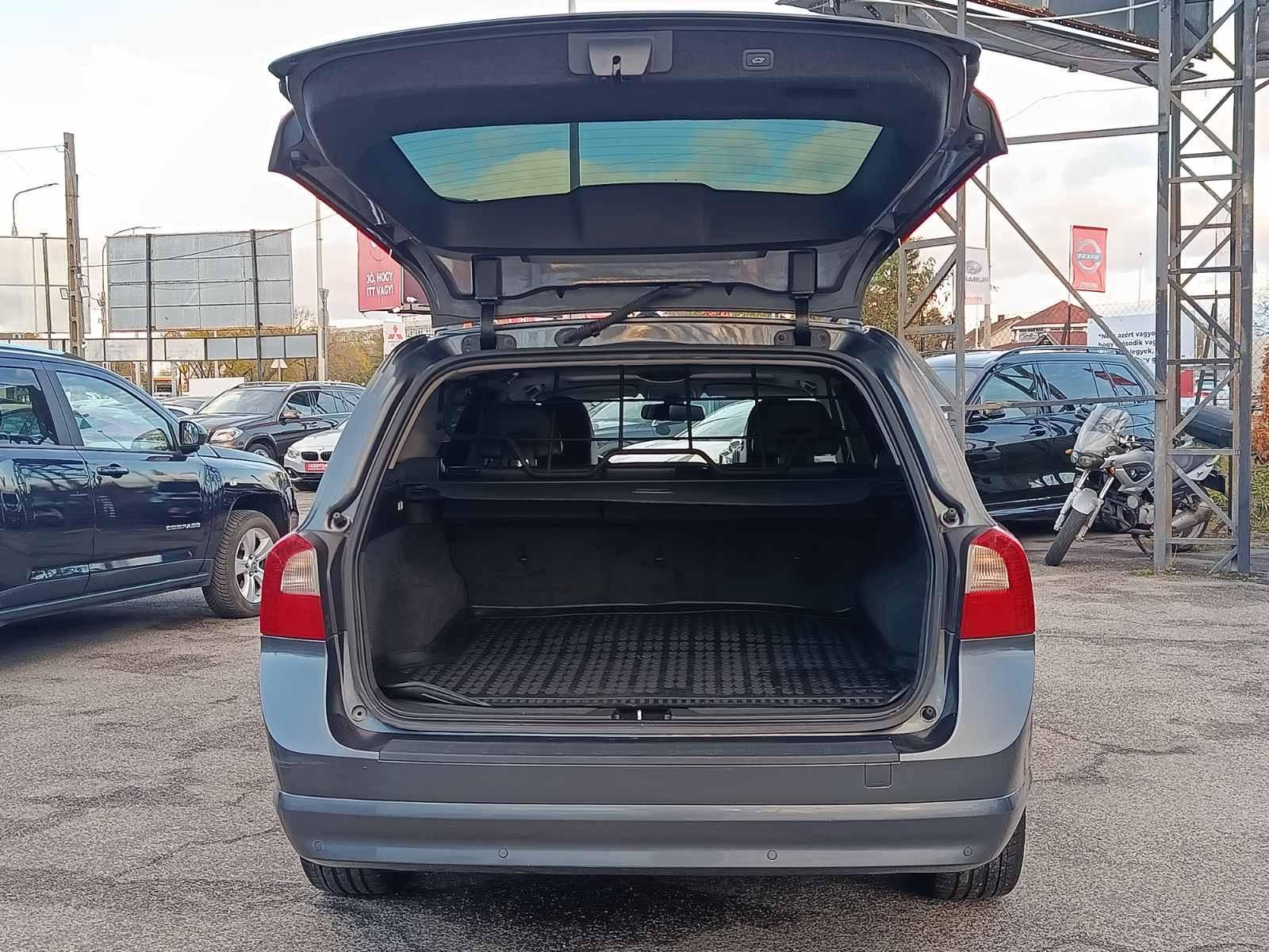 VOLVO V70 2.0 D [D3] Momentum Napfénytető Klíma Tempomat Bluetooth Bőr belső!