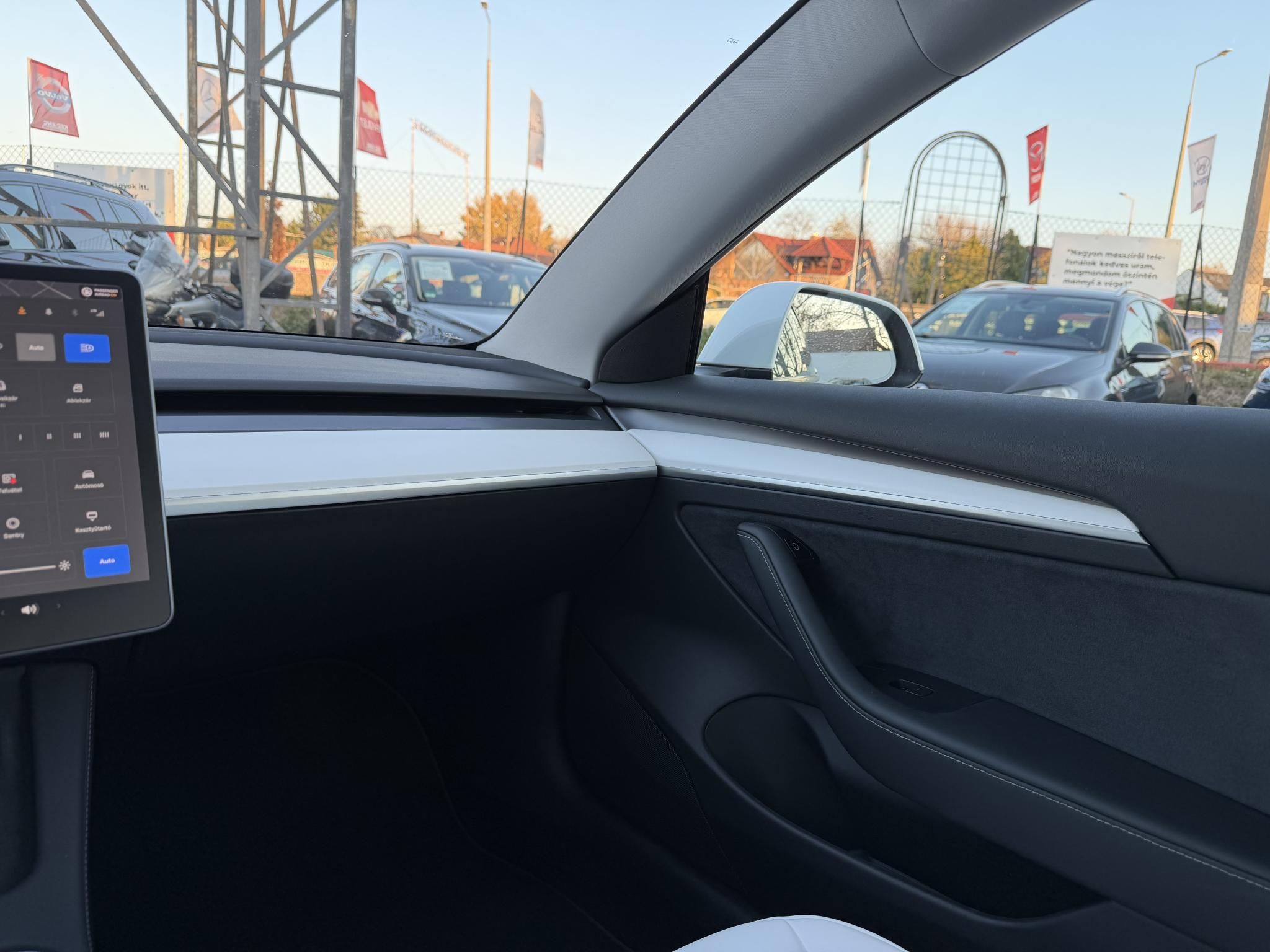 TESLA MODEL 3 Long Range AWD (Automata) 109e km. FEHÉR BELSŐ. garanciális. mátrix LED. hőszivattyú. premium hifi!