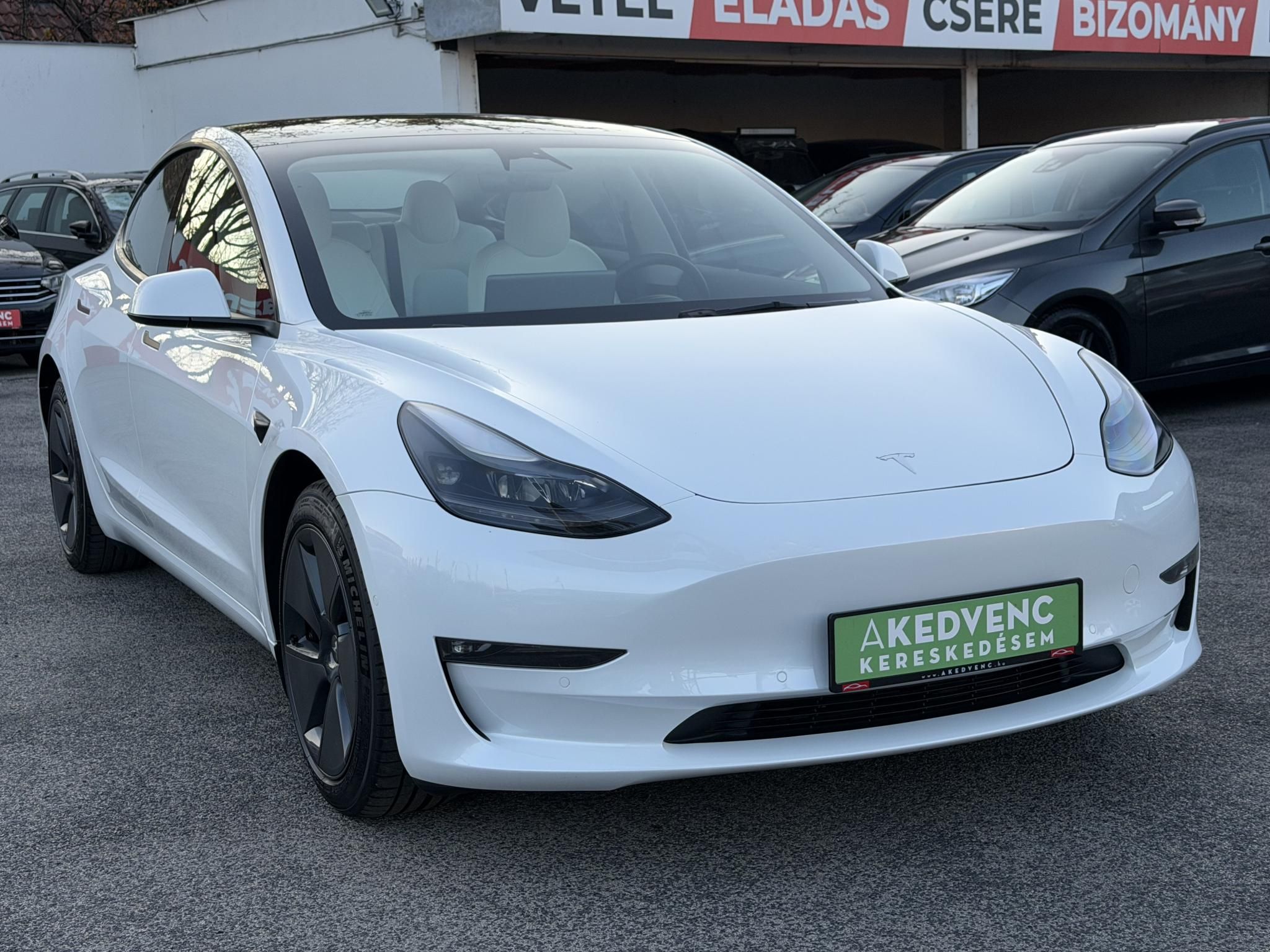 TESLA MODEL 3 Long Range AWD (Automata) 109e km. FEHÉR BELSŐ. garanciális. mátrix LED. hőszivattyú. premium hifi!