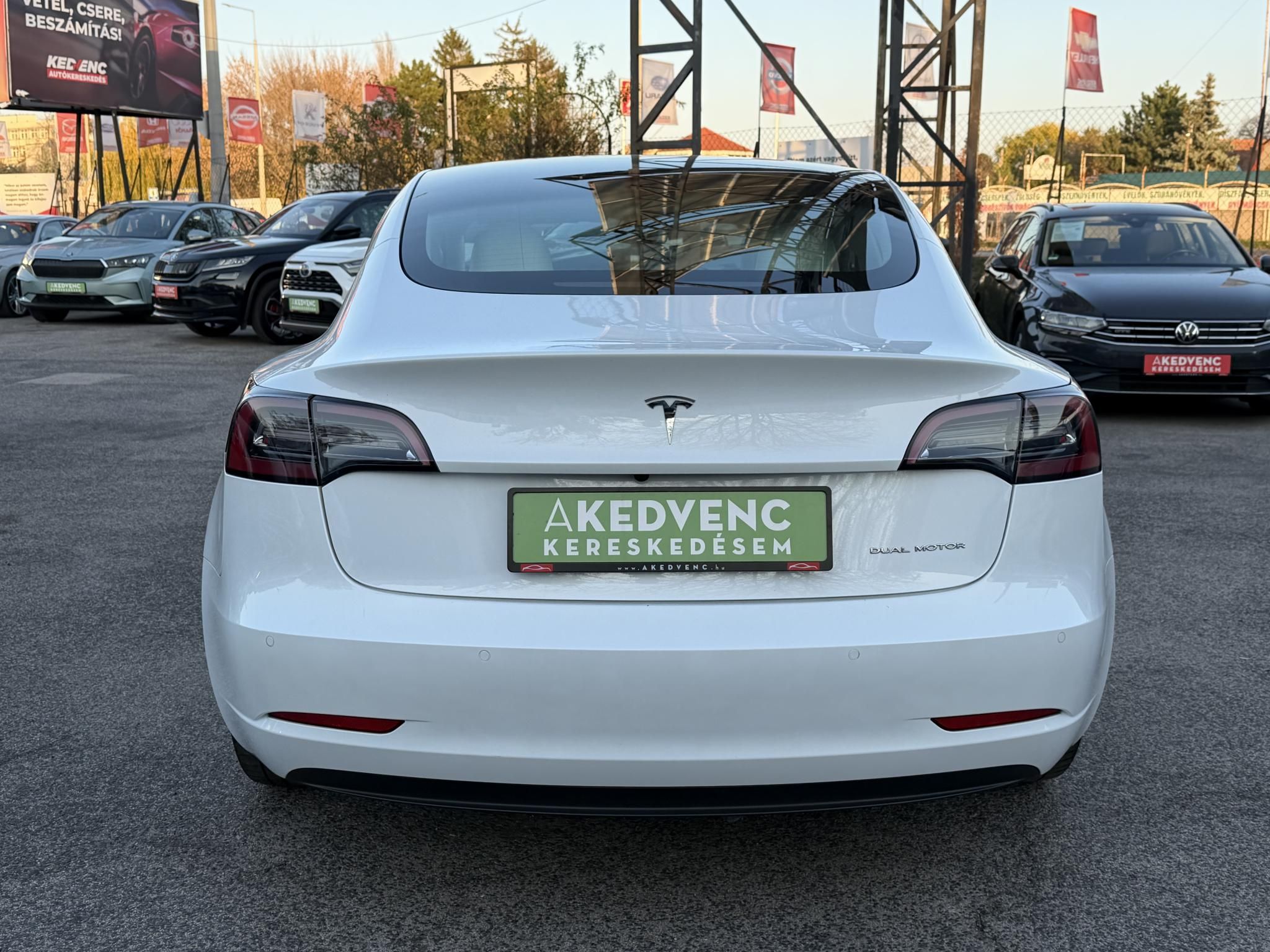 TESLA MODEL 3 Long Range AWD (Automata) 109e km. FEHÉR BELSŐ. garanciális. mátrix LED. hőszivattyú. premium hifi!