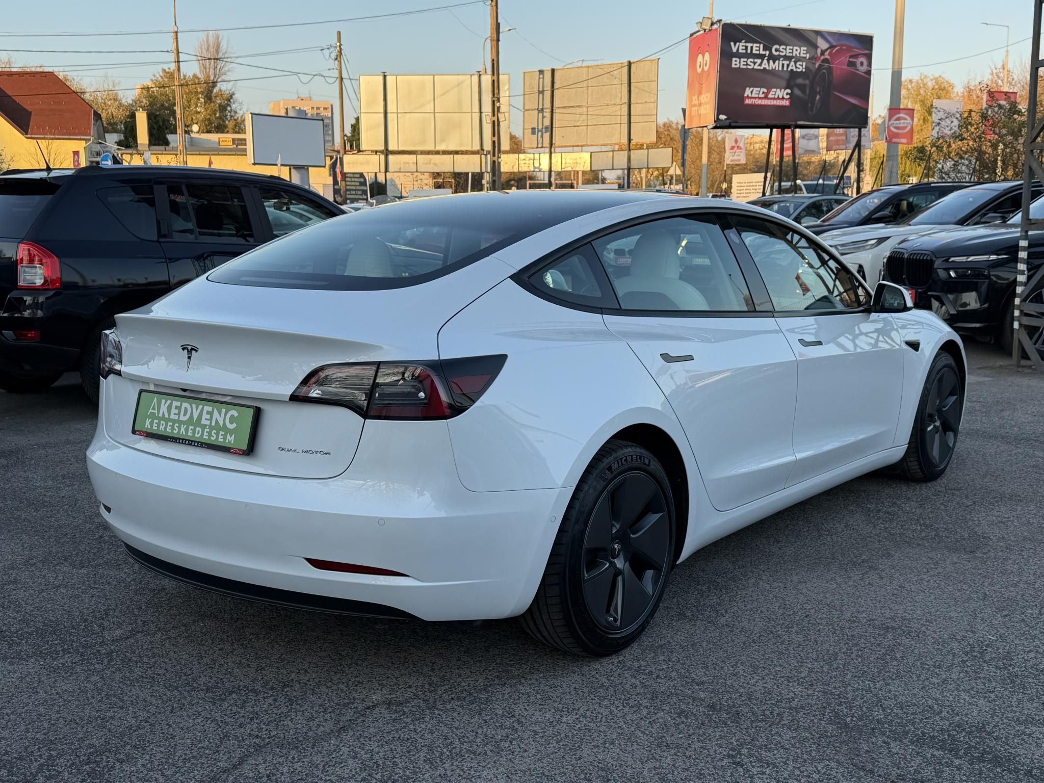 TESLA MODEL 3 Long Range AWD (Automata) 109e km. FEHÉR BELSŐ. garanciális. mátrix LED. hőszivattyú. premium hifi!