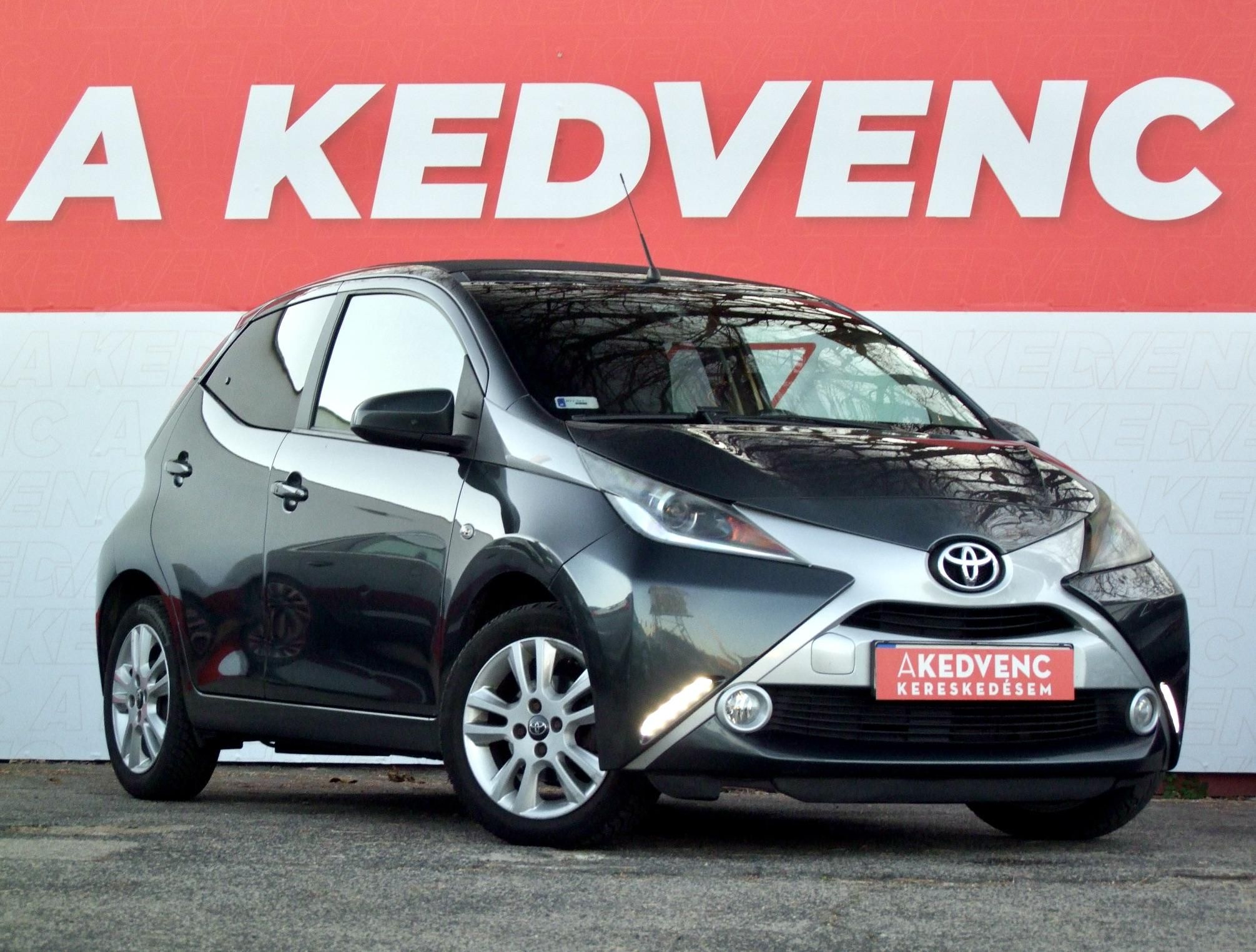 TOYOTA AYGO 1.0 x-play look (Automata) Magyar 112e km tolatókamera panoráma tető!