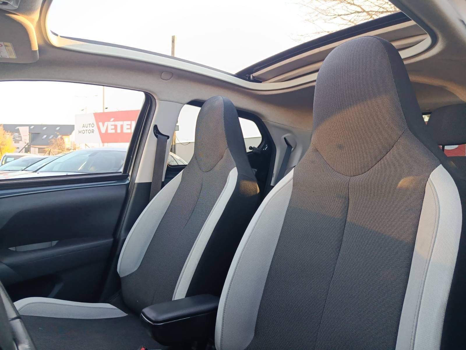 TOYOTA AYGO 1.0 x-play look (Automata) Magyar 112e km tolatókamera panoráma tető!