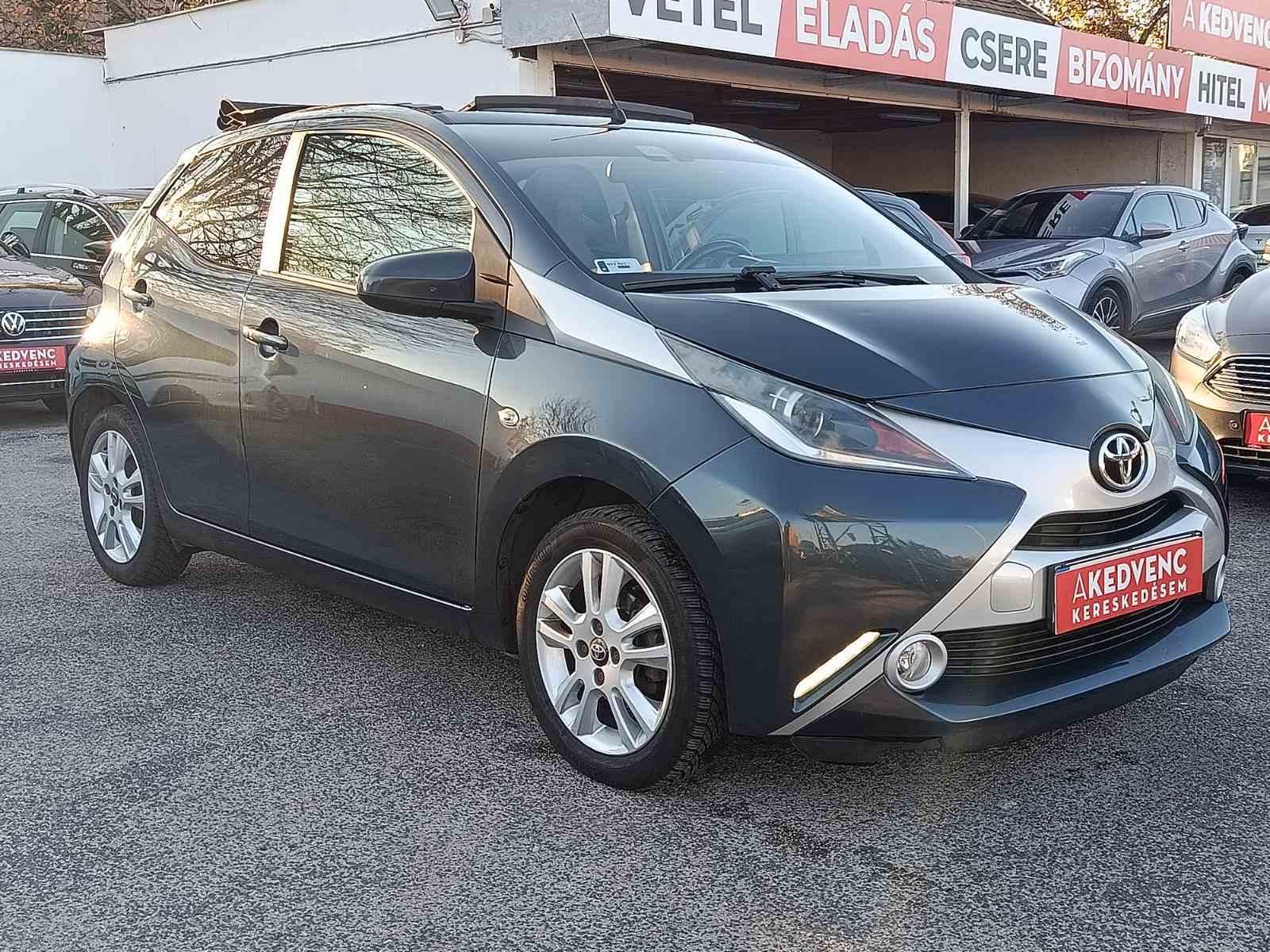 TOYOTA AYGO 1.0 x-play look (Automata) Magyar 112e km tolatókamera panoráma tető!
