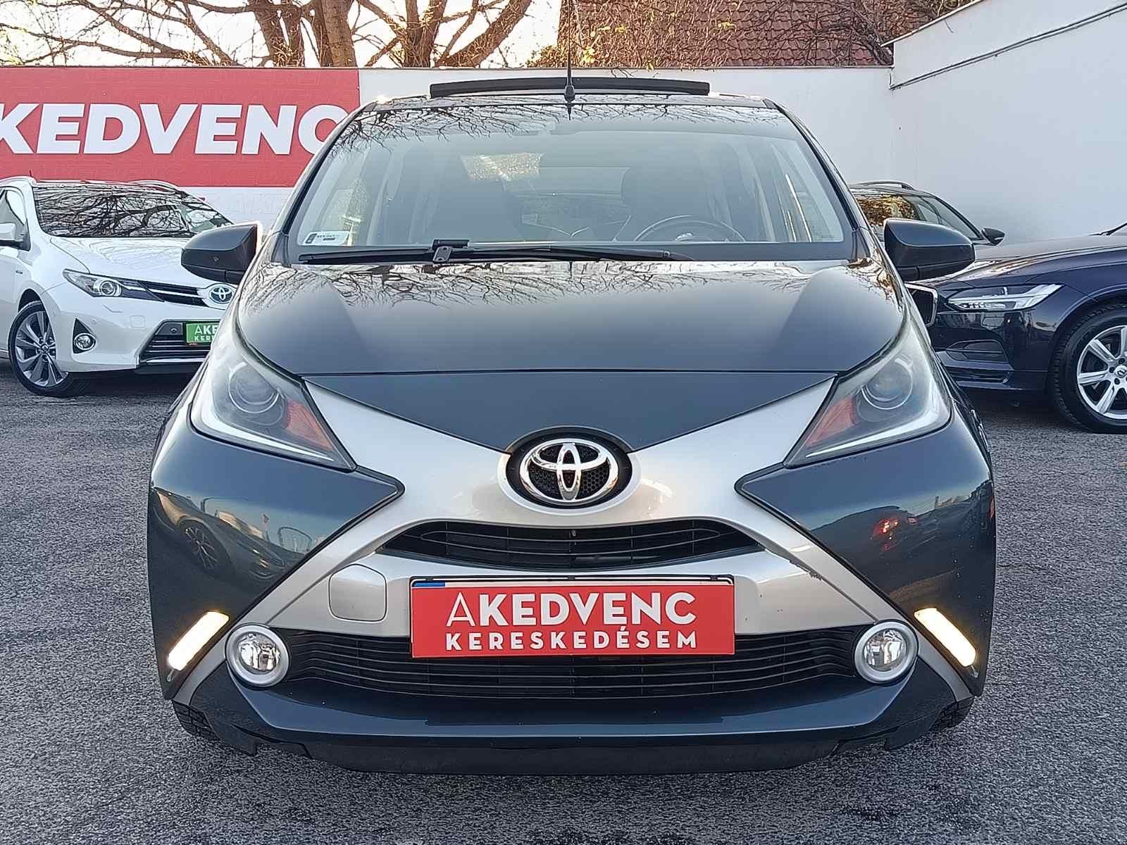 TOYOTA AYGO 1.0 x-play look (Automata) Magyar 112e km tolatókamera panoráma tető!
