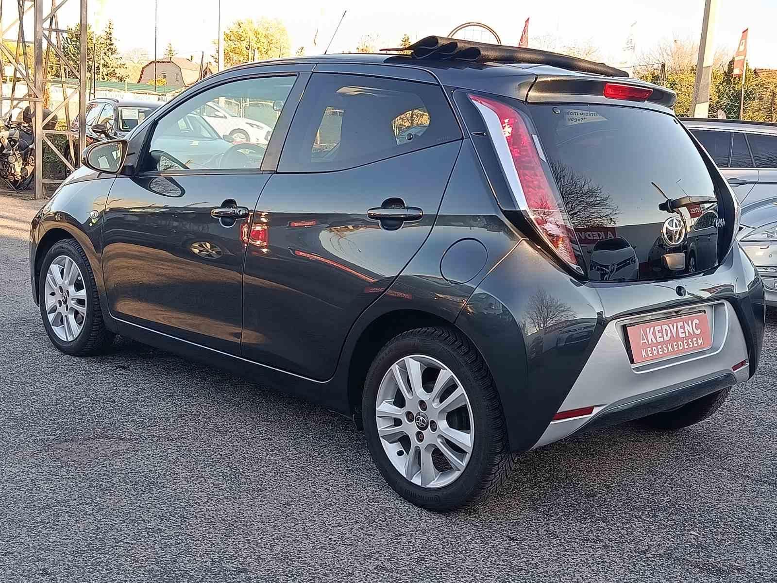 TOYOTA AYGO 1.0 x-play look (Automata) Magyar 112e km tolatókamera panoráma tető!