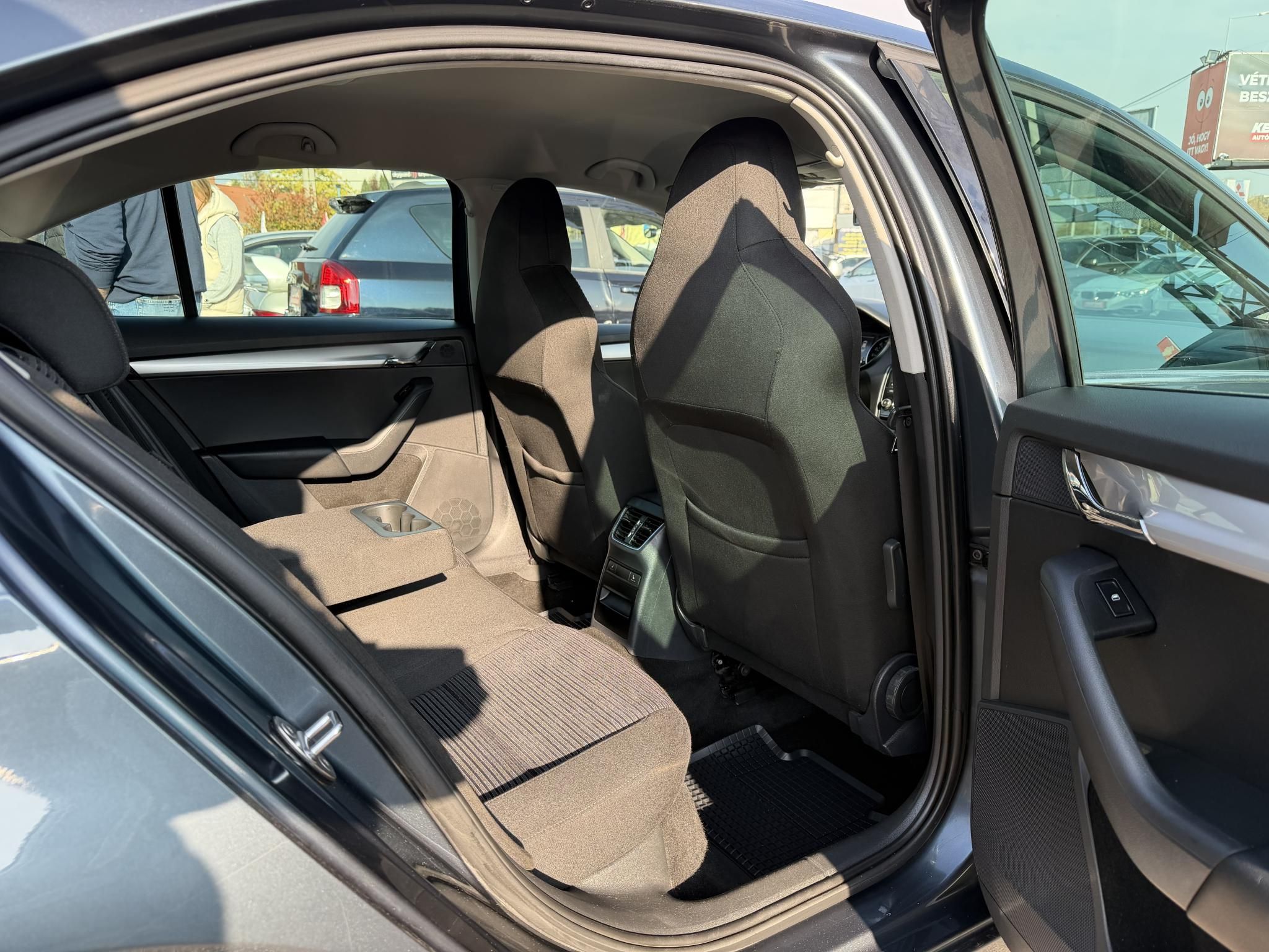 SKODA OCTAVIA 1.6 CR TDI Elegance DSG Magyarországi Xenon Tempomat Navi Ülésfűtés Digitklíma