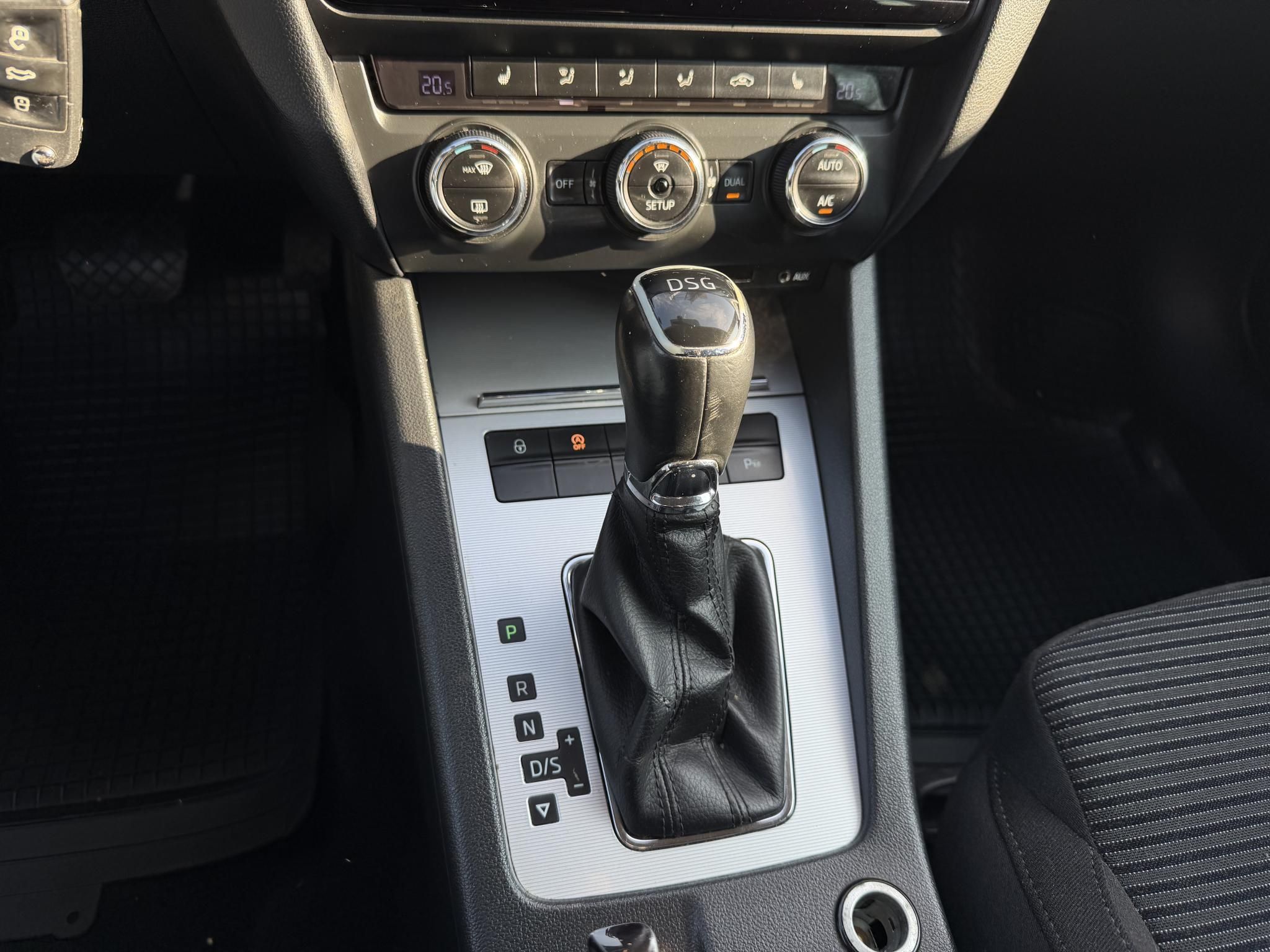 SKODA OCTAVIA 1.6 CR TDI Elegance DSG Magyarországi Xenon Tempomat Navi Ülésfűtés Digitklíma