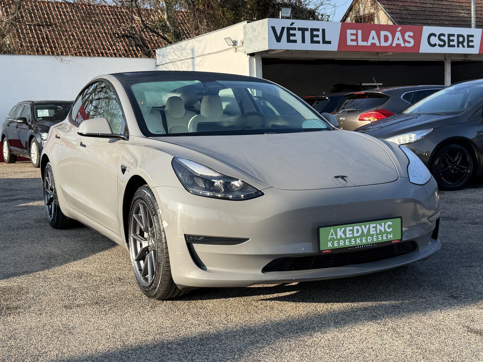 TESLA MODEL 3 Long Range AWD (Automata) FSD. FEHÉR BELSŐ. Perf BOOST. garanciális. hőszivattyú. vonóhorog!