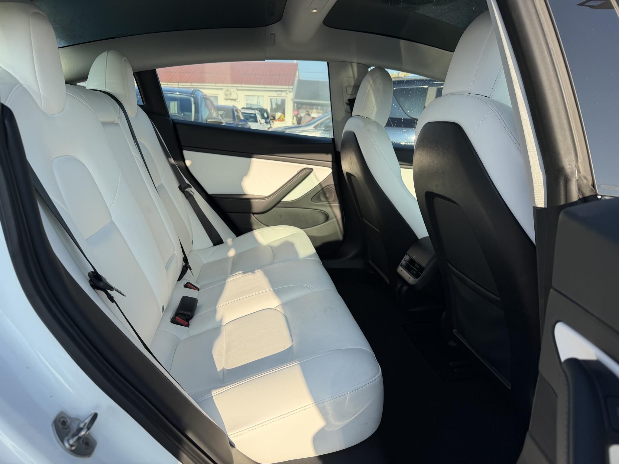 TESLA MODEL 3 Long Range AWD (Automata) FSD. FEHÉR BELSŐ. Perf BOOST. garanciális. hőszivattyú. vonóhorog!