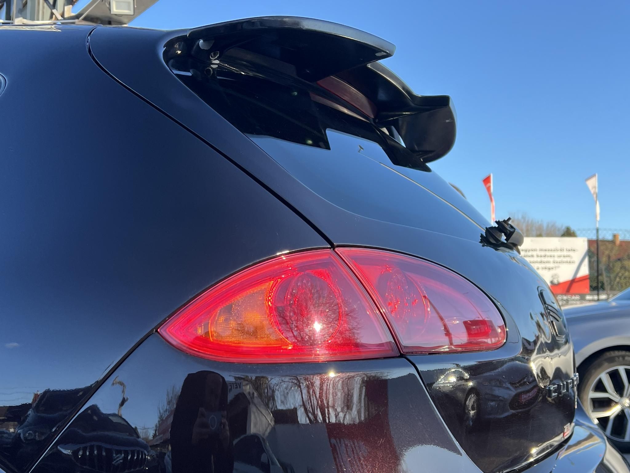 SEAT LEON 2.0 TFSI Cupra 350le! Integrált fejtámlás ülések. Boheme Purple fényezés