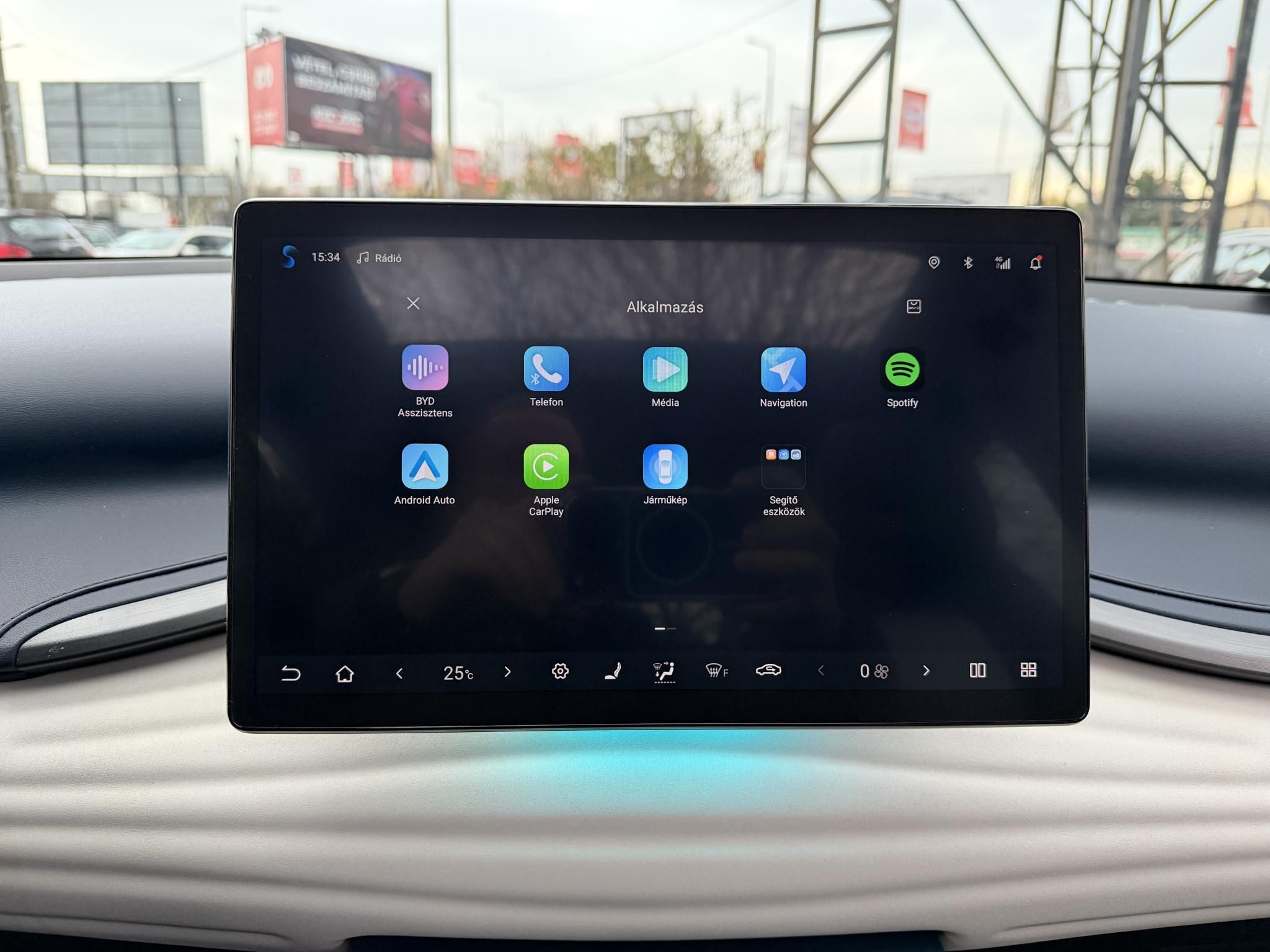 BYD ATTO 3 Design 60,4kWh M.o.-i. 1.tul. LFP. garanciális. panorámatető. világos belső!