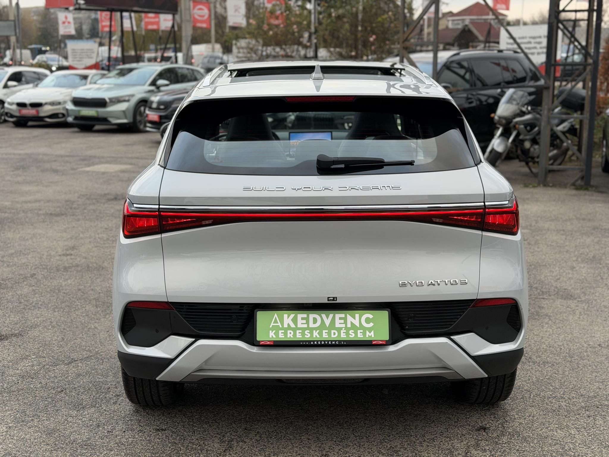 BYD ATTO 3 Design 60,4kWh M.o.-i. 1.tul. LFP. garanciális. panorámatető. világos belső!