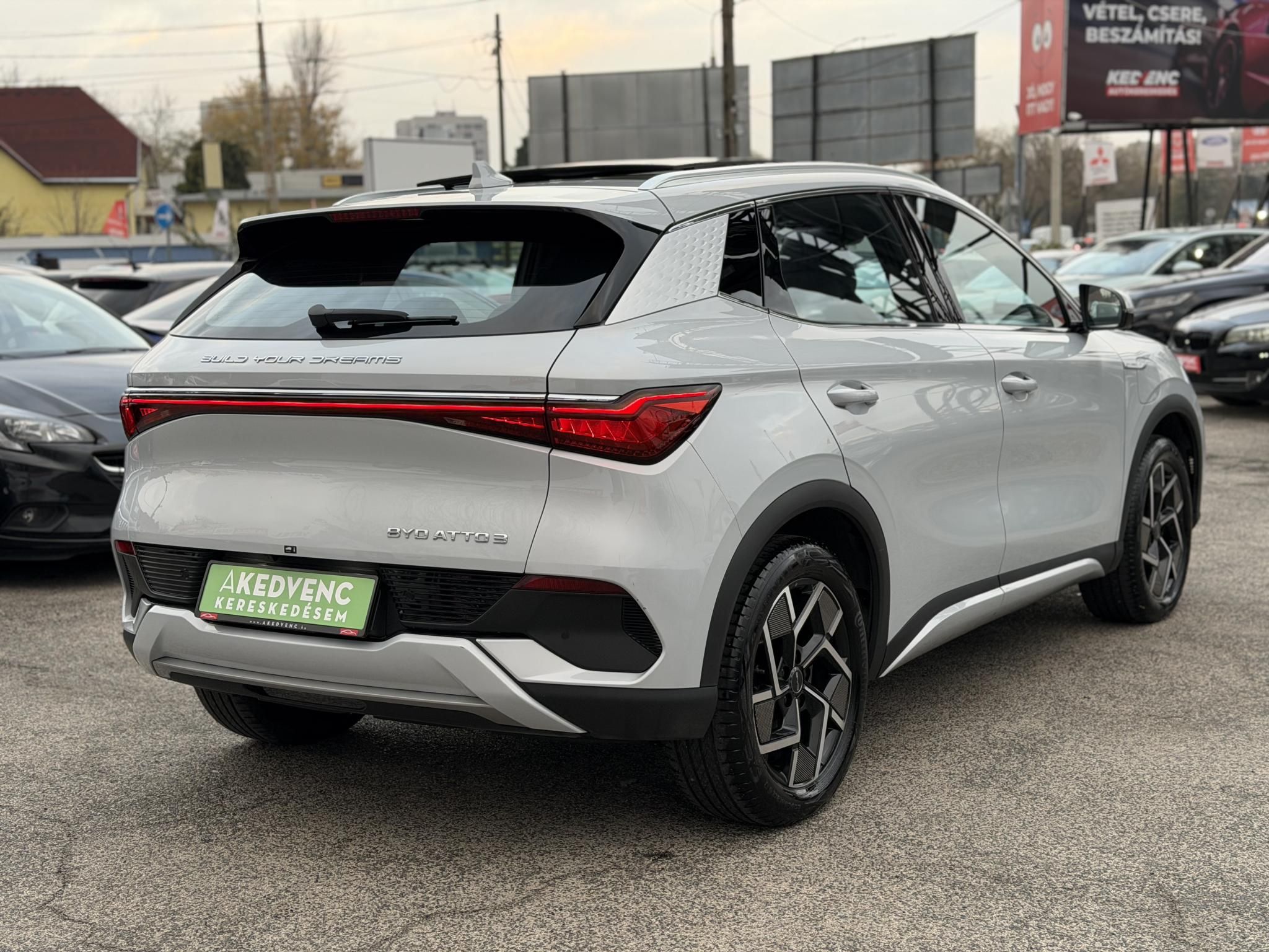 BYD ATTO 3 Design 60,4kWh M.o.-i. 1.tul. LFP. garanciális. panorámatető. világos belső!