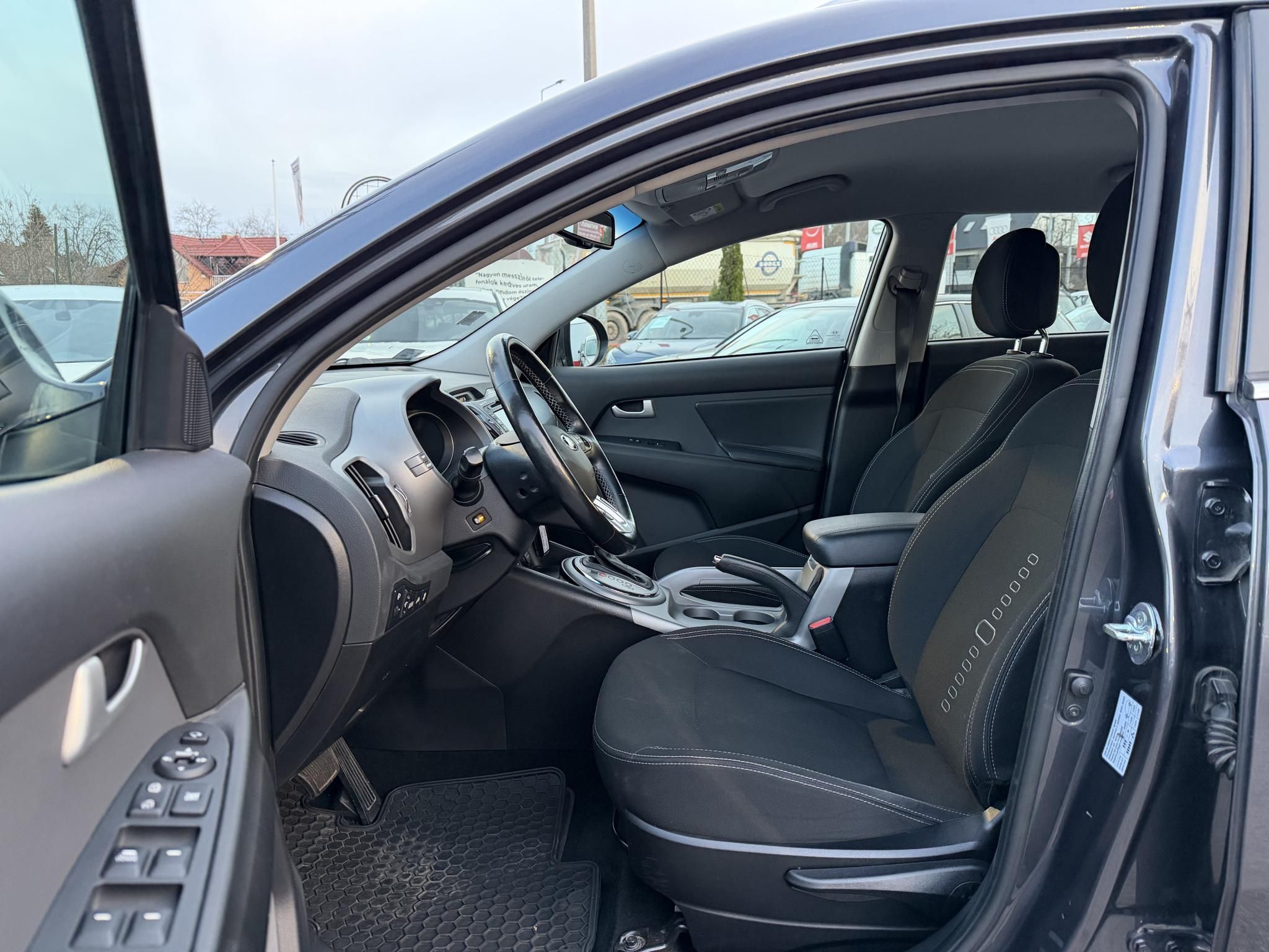 KIA SPORTAGE 2.0 CRDi LX 4x4 (Automata) Magasan felszerelt. Difizár. Téli-nyári gumi garnitúra!