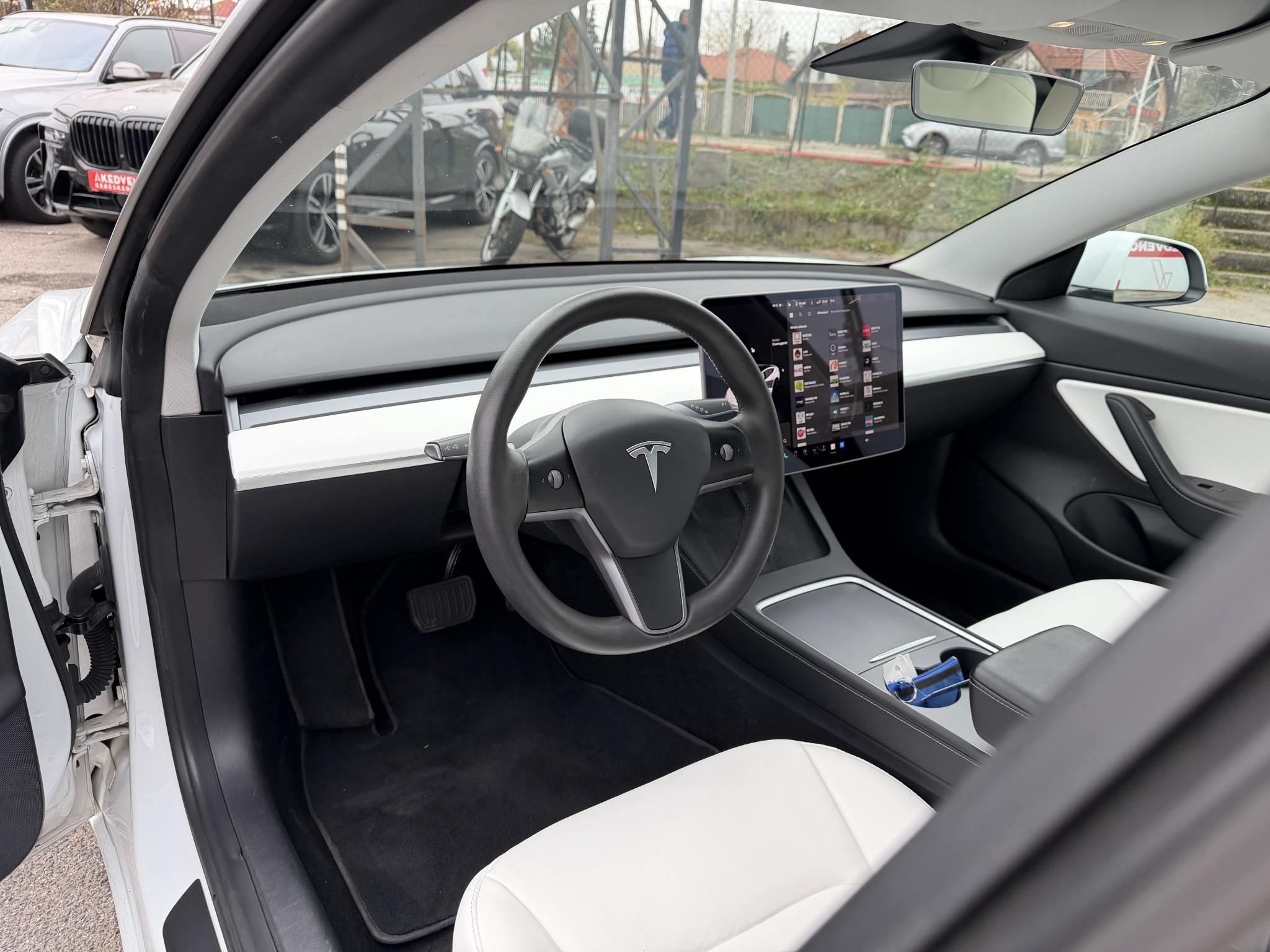 TESLA MODEL 3 Long Range AWD (Automata) FSD. FEHÉR BELSŐ. Perf BOOST. garanciális. hőszivattyú. vonóhorog!