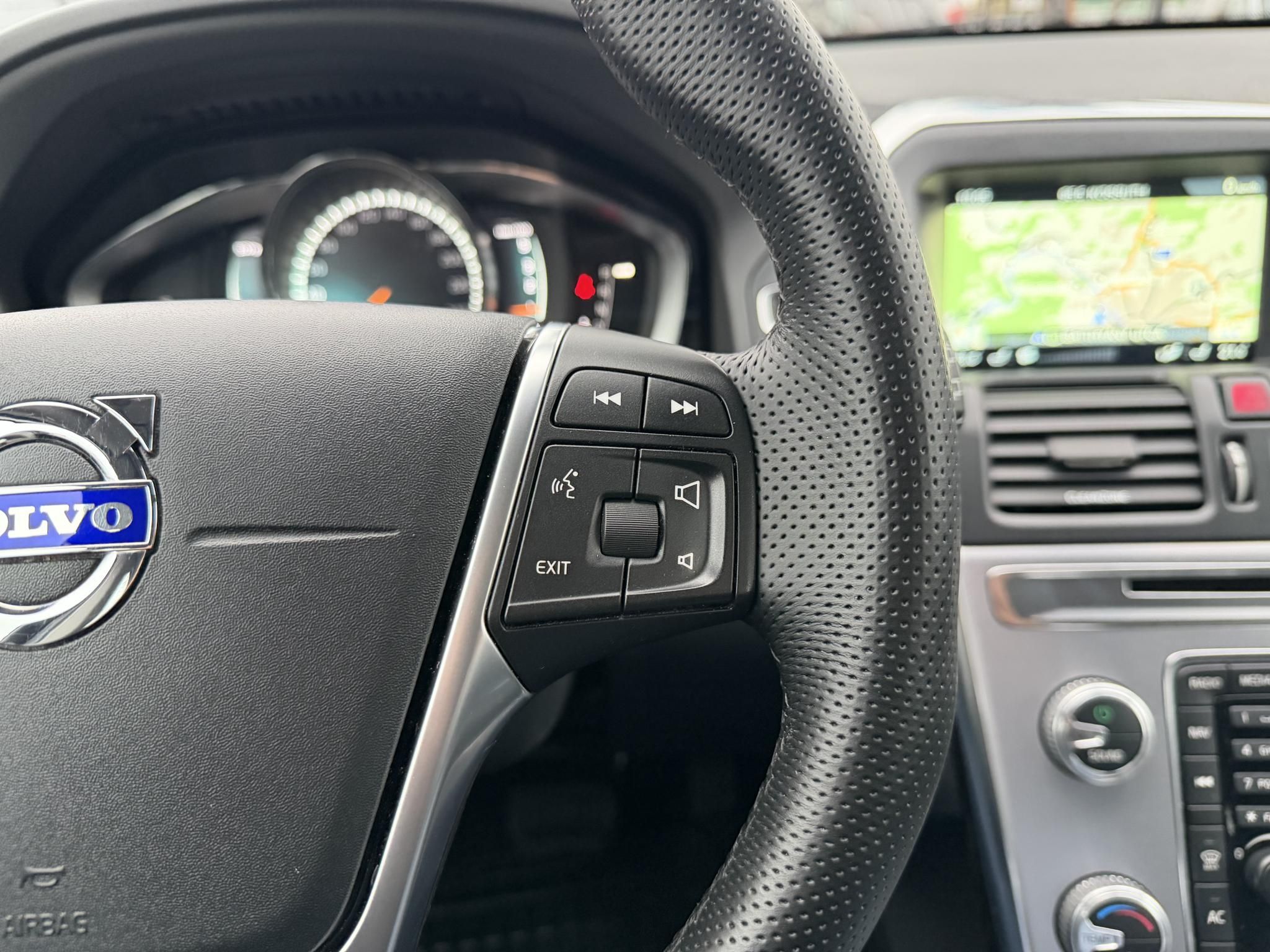 VOLVO XC60 2.0 D [D4] Momentum Geartronic FWD 155e km. Magyarországi Navi Memória Tempomat Ülésfűtés PDC Bluetooth