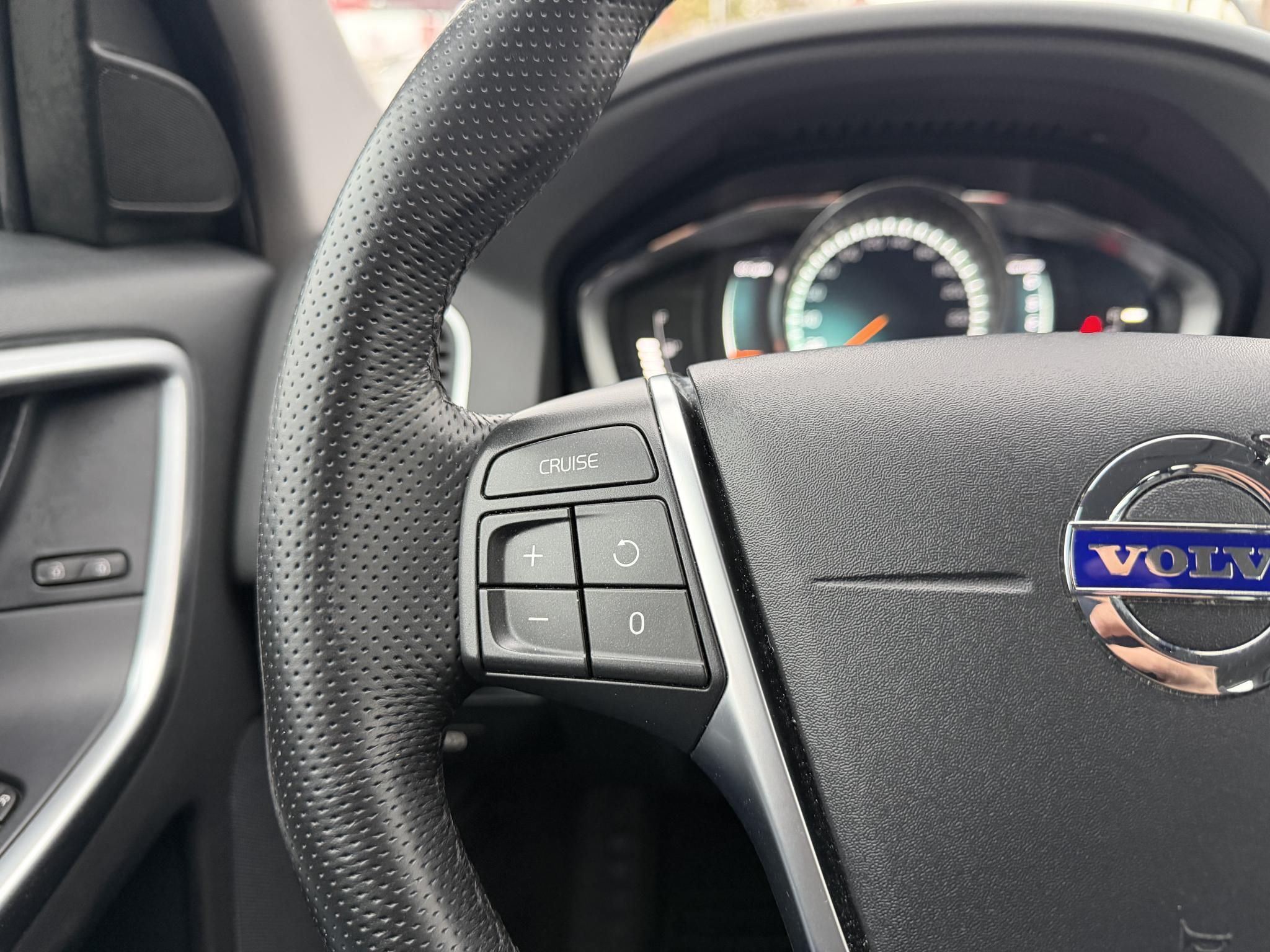 VOLVO XC60 2.0 D [D4] Momentum Geartronic FWD 155e km. Magyarországi Navi Memória Tempomat Ülésfűtés PDC Bluetooth