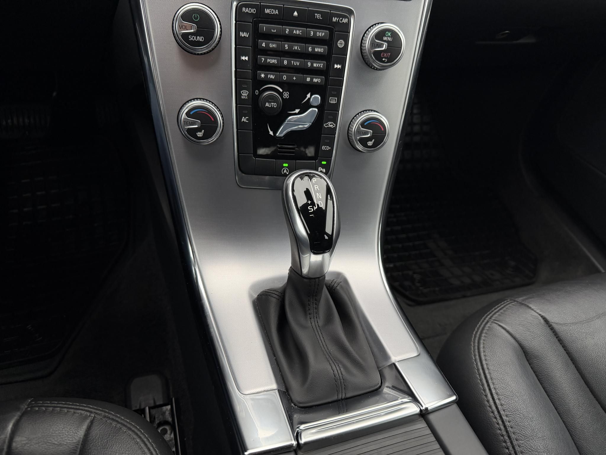 VOLVO XC60 2.0 D [D4] Momentum Geartronic FWD 155e km. Magyarországi Navi Memória Tempomat Ülésfűtés PDC Bluetooth