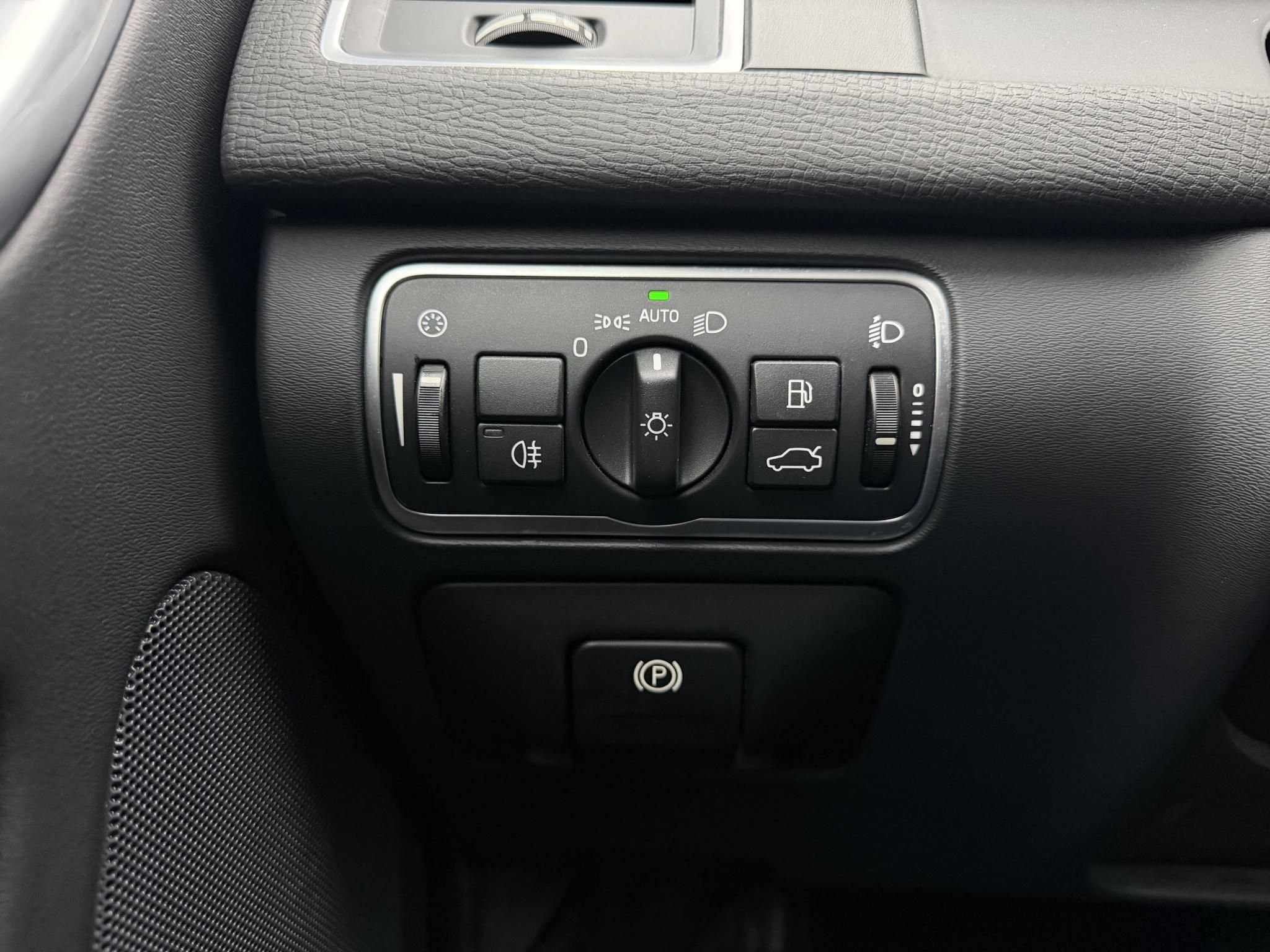 VOLVO XC60 2.0 D [D4] Momentum Geartronic FWD 155e km. Magyarországi Navi Memória Tempomat Ülésfűtés PDC Bluetooth