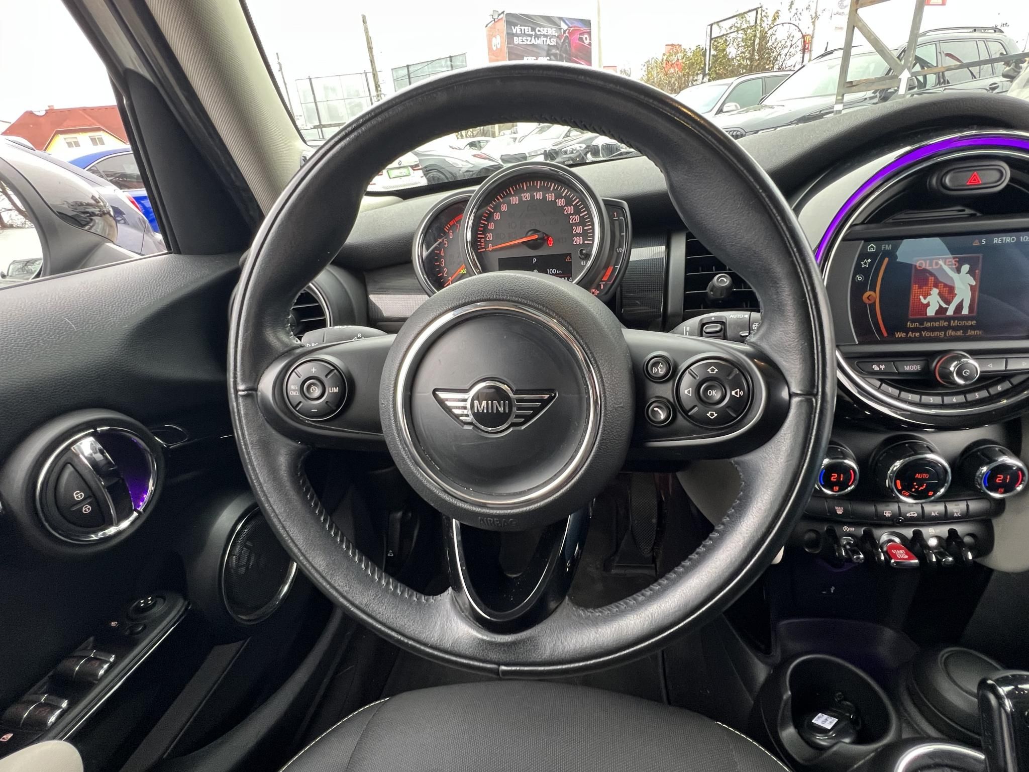 MINI COOPER 1.5 M.o.-i. 1.tul. Klíma Panoráma tető Harman/Kardon Téli/nyári garnitúra!