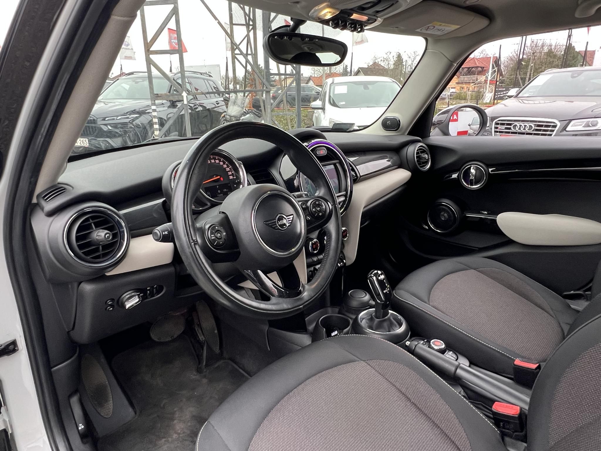 MINI COOPER 1.5 M.o.-i. 1.tul. Klíma Panoráma tető Harman/Kardon Téli/nyári garnitúra!