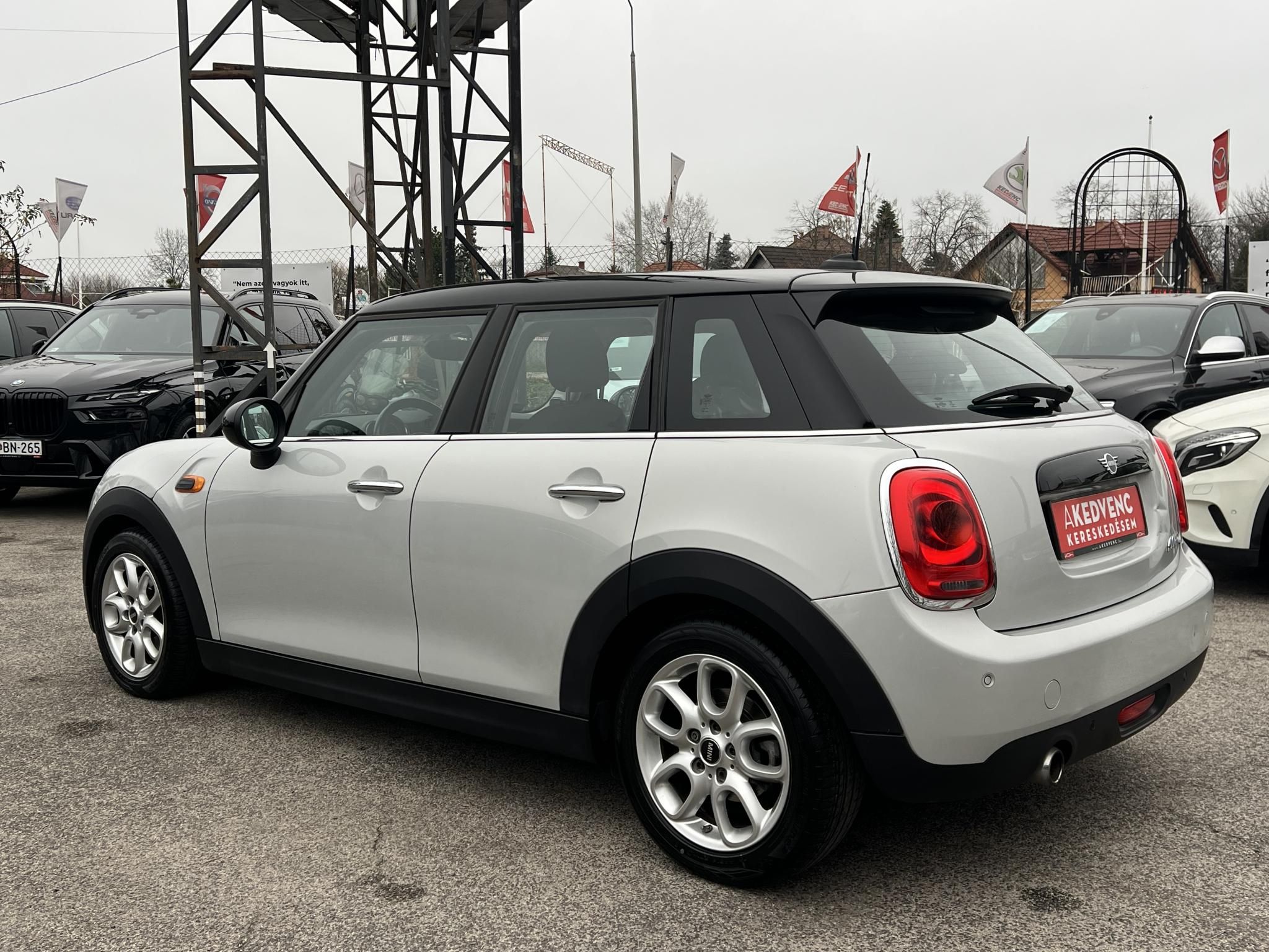 MINI COOPER 1.5 M.o.-i. 1.tul. Klíma Panoráma tető Harman/Kardon Téli/nyári garnitúra!