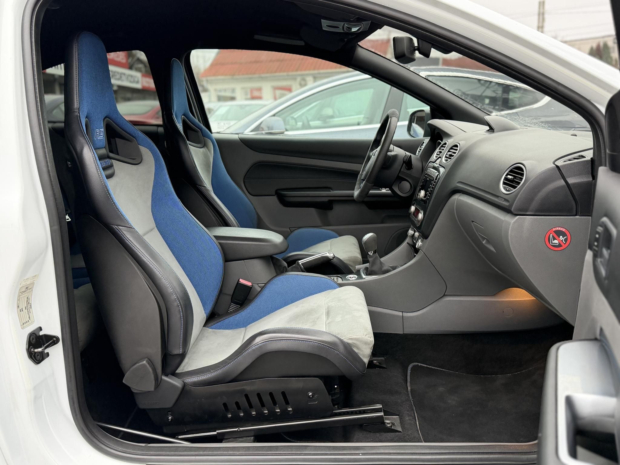 FORD FOCUS RS 2.5 T Értékes kiegészítőkkel